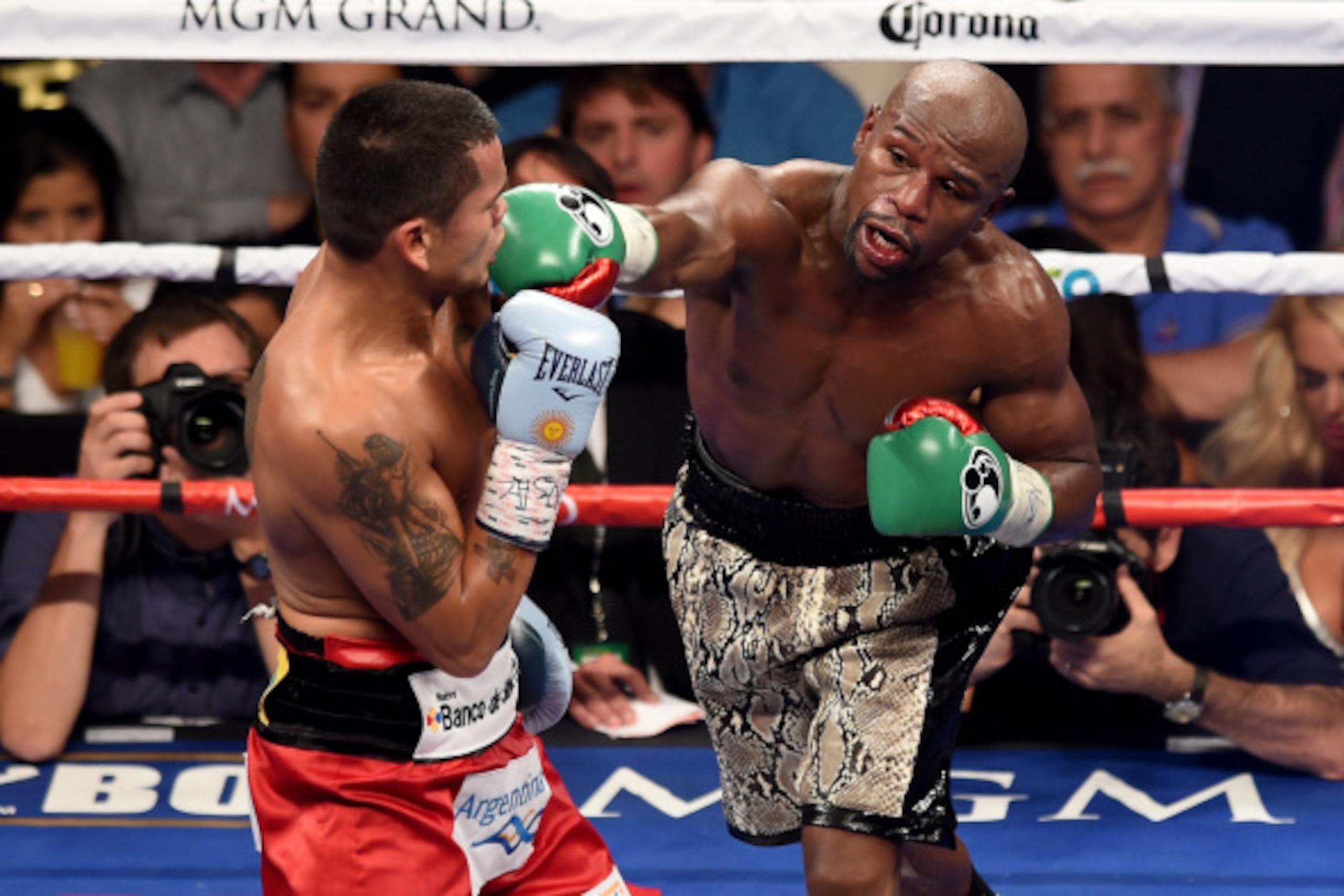 LAS VEGAS, NV - SEPTEMBER 13:  (R-L) Floyd Mayweather Jr. throws a right to the face of Marcos Maidana during their WBC/WBA welterweight title fight at the MGM Grand Garden Arena on September 13, 2014 in Las Vegas, Nevada.  (Photo by Ethan Miller/Getty Im
