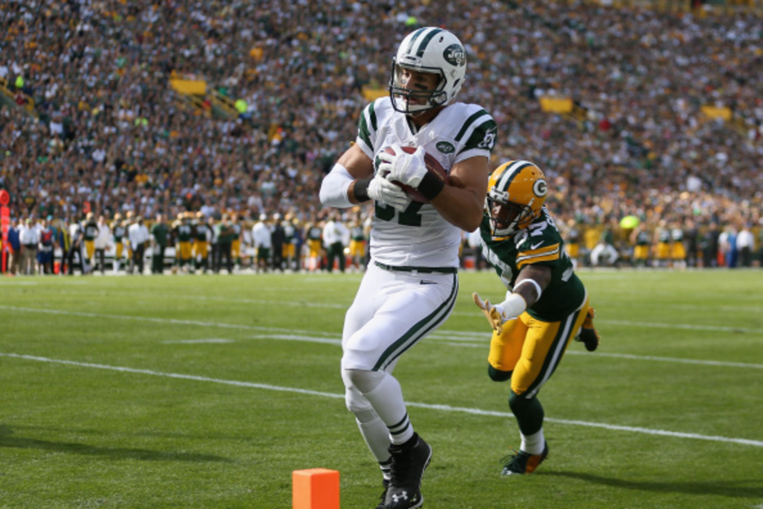 GREEN BAY, WI - SEPTEMBER 14: Wide receiver Eric Decker #87 of the New York Jets runs into the endzone past inside linebacker Jamari Lattimore #57 of the Green Bay Packers to score in the first quarter during the NFL game at Lambeau Field on September 14,