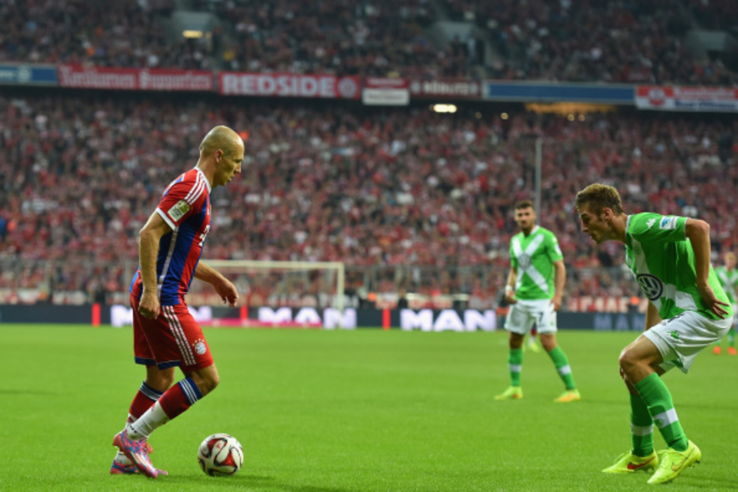 MUNICH, GERMANY - AUGUST 22:  Arjen Robben of Muenchen controls the ball during the Bundesliga match between FC Bayern Muenchen and VfL Wolfsburg at Allianz Arena on August 22, 2014 in Munich, Germany.  (Photo by Stuart Franklin/Getty Images For MAN)