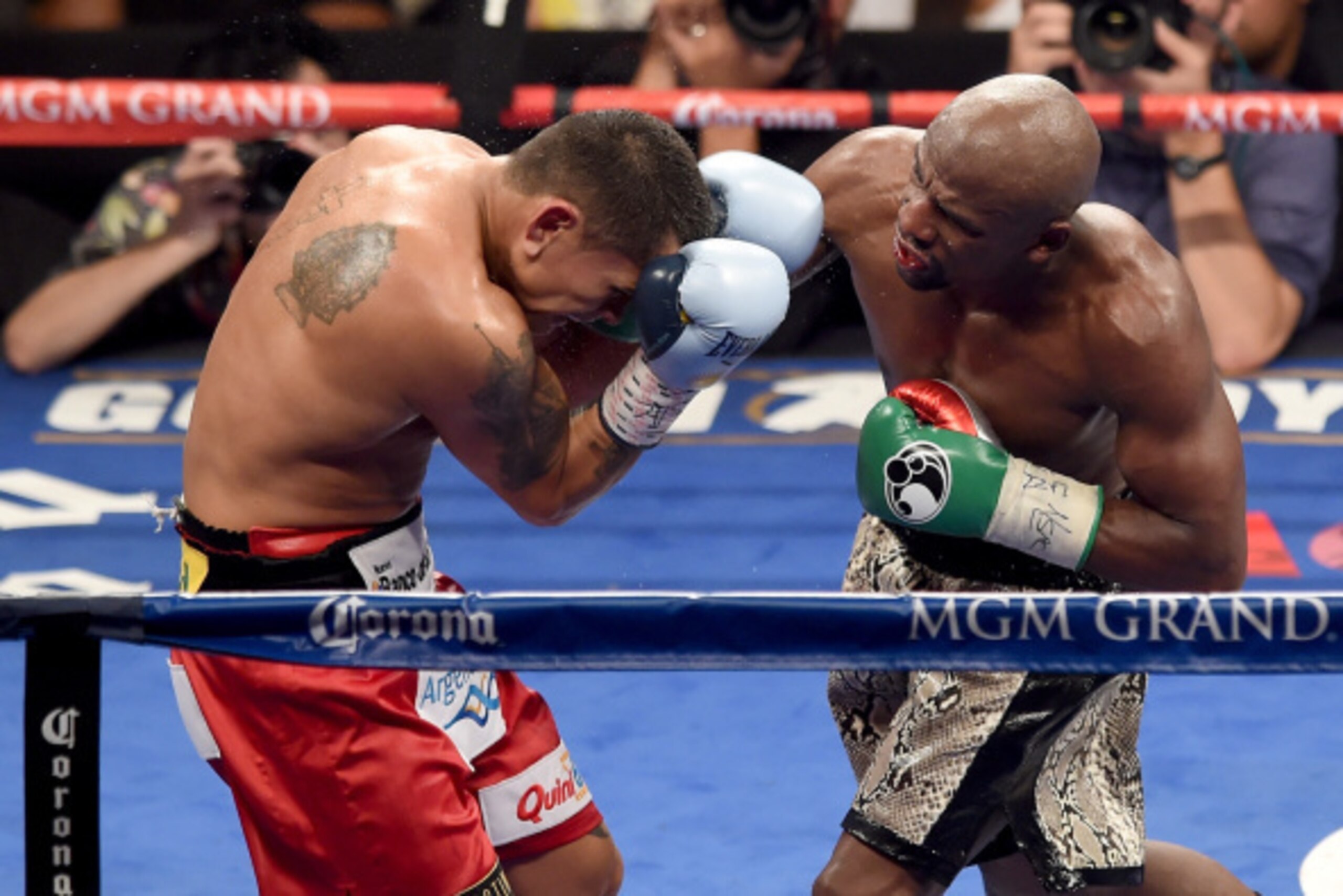 LAS VEGAS, NV - SEPTEMBER 13:  (R-L) Floyd Mayweather Jr. throws a right to the face of Marcos Maidana during their WBC/WBA welterweight title fight at the MGM Grand Garden Arena on September 13, 2014 in Las Vegas, Nevada.  (Photo by Ethan Miller/Getty Im