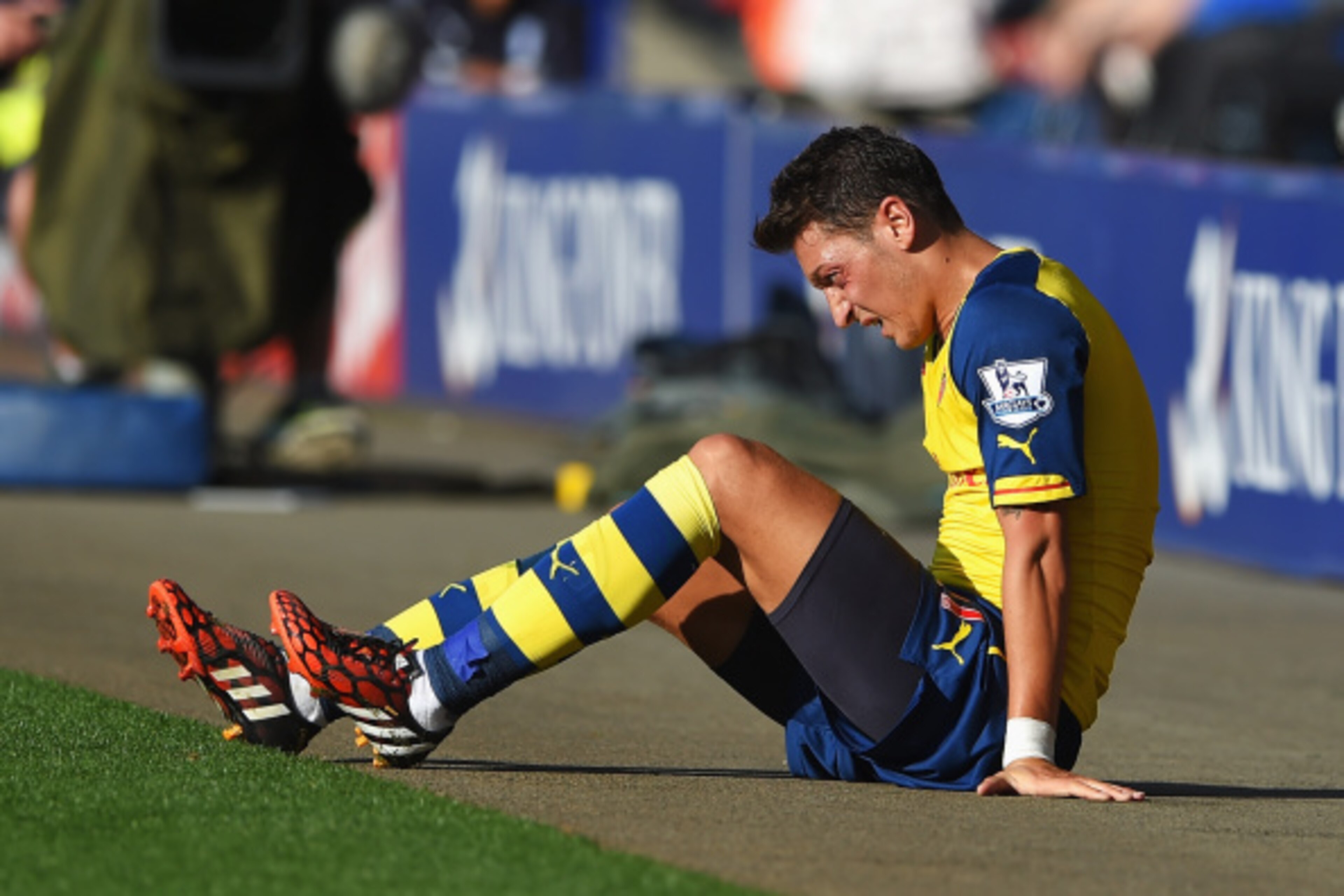LEICESTER, ENGLAND - AUGUST 31:  Mesut Oezil of Arsenal grimaces during the Barclays Premier League match between Leicester City and Arsenal at The King Power Stadium on August 31, 2014 in Leicester, England.  (Photo by Michael Regan/Getty Images)