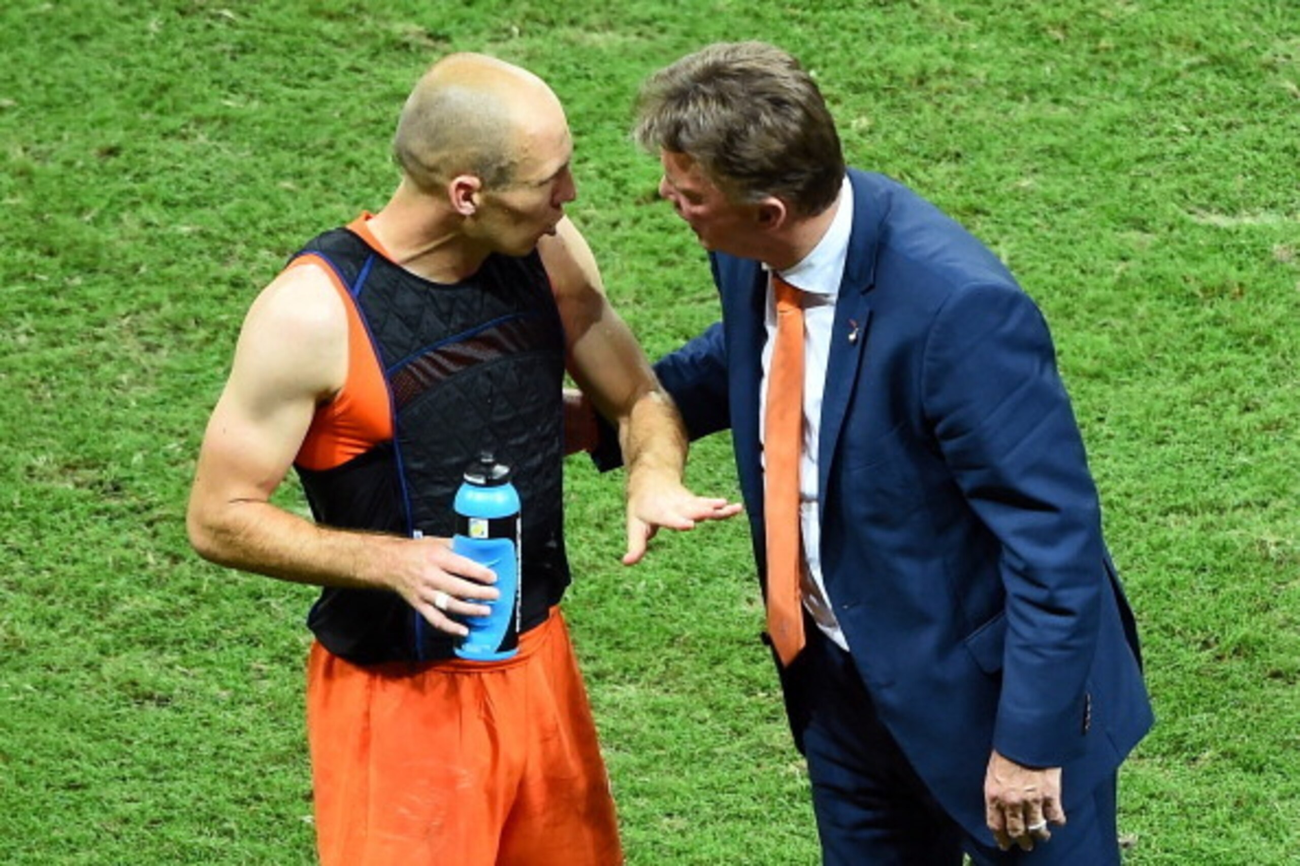 SALVADOR, BRAZIL - JULY 05: head coach Louis van Gaal of the Netherlands speaks to Arjen Robben prior to the start of extra time during the 2014 FIFA World Cup Brazil Quarter Final match between the Netherlands and Costa Rica at Arena Fonte Nova on July 5