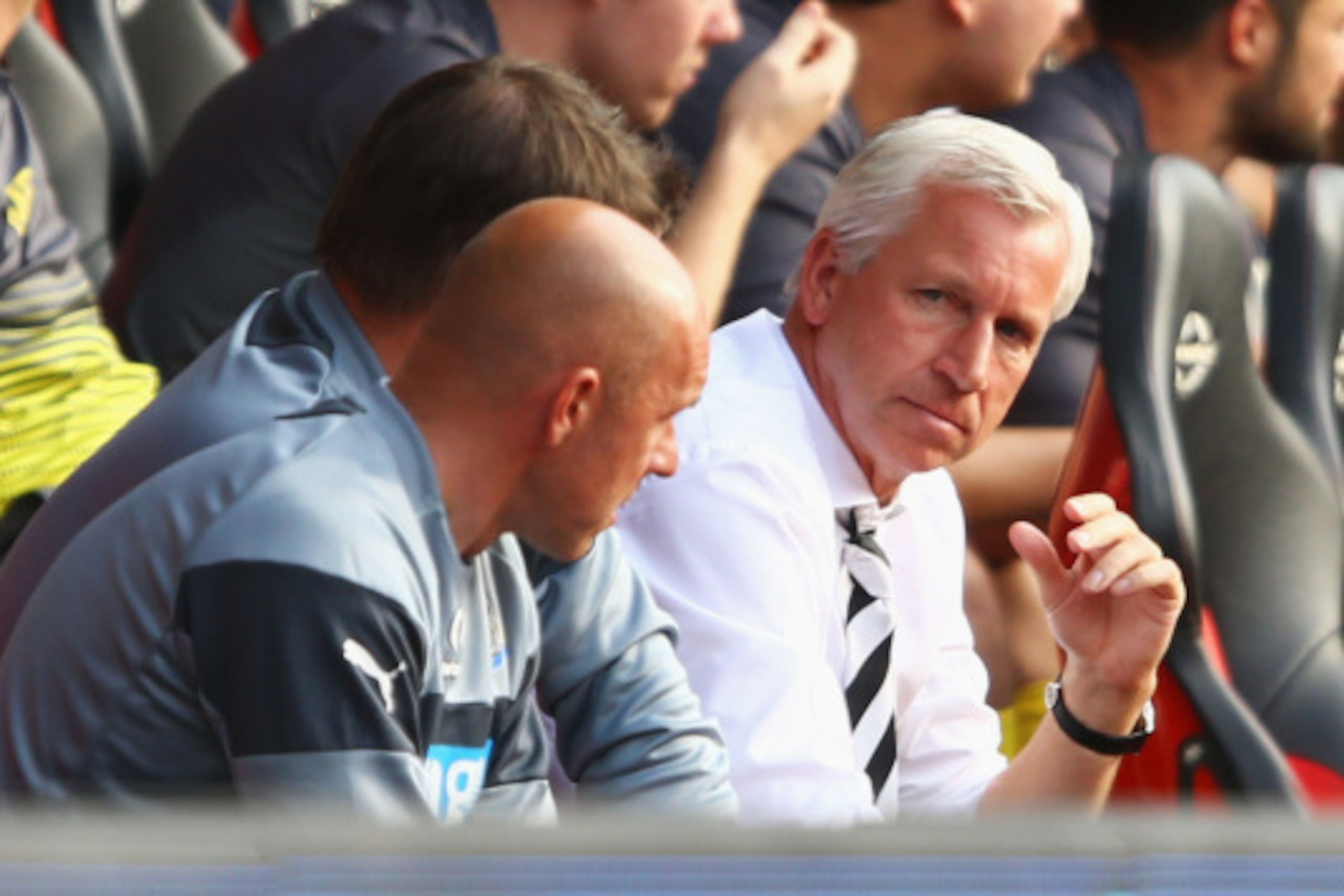 SOUTHAMPTON, ENGLAND - SEPTEMBER 13:  Alan Pardew manager of Newcastle United (R) looks thoughtful during the Barclays Premier League match between Southampton and Newcastle United at St Mary's Stadium on September 13, 2014 in Southampton, England.  (Phot
