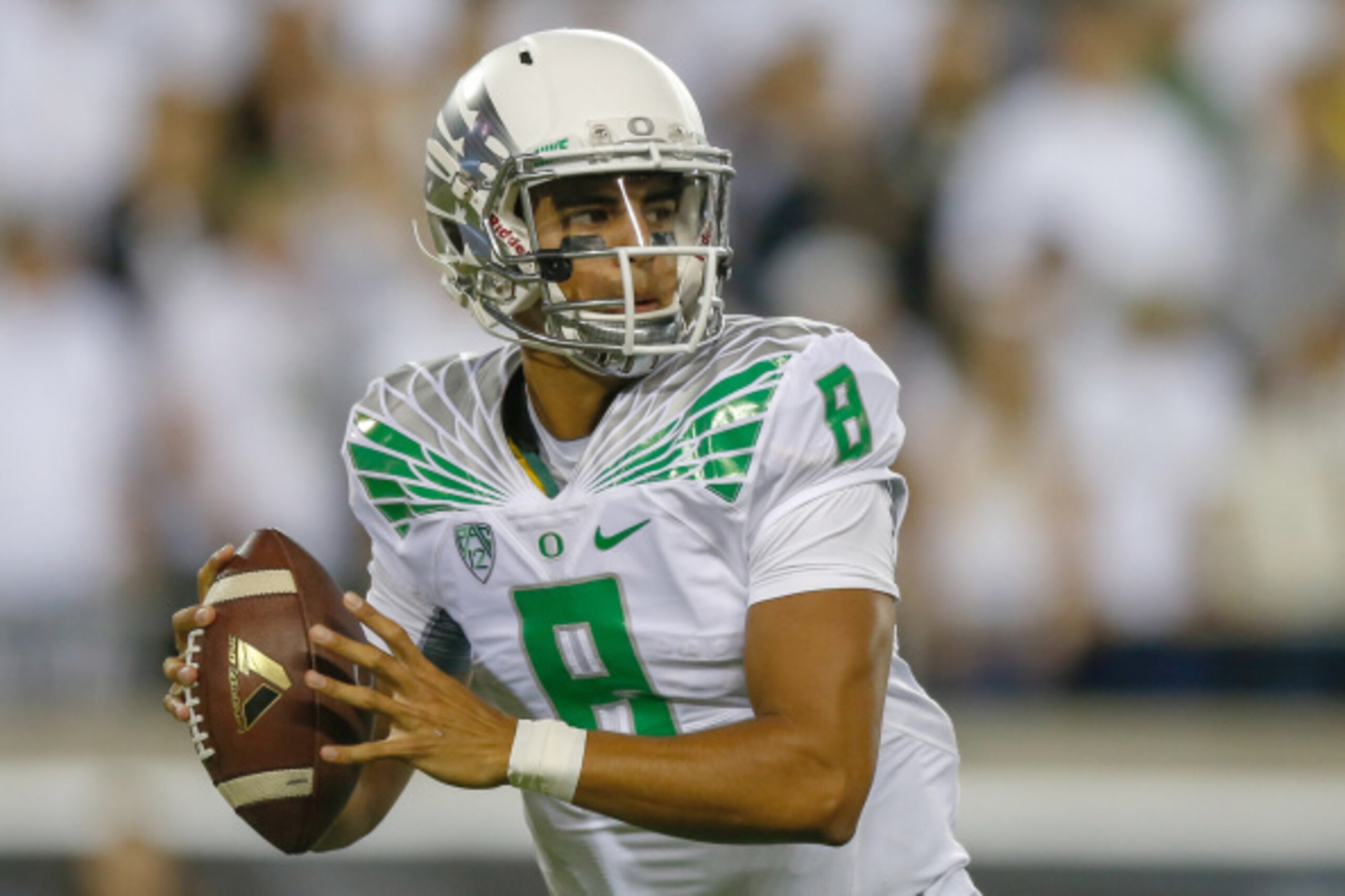 EUGENE, OR - AUGUST 30:  Quarterback Marcus Mariota #8 of the Oregon Ducks looks downfield to pass against the South Dakota Coyotes at Autzen Stadium on August 30, 2014 in Eugene, Oregon.  (Photo by Otto Greule Jr/Getty Images)