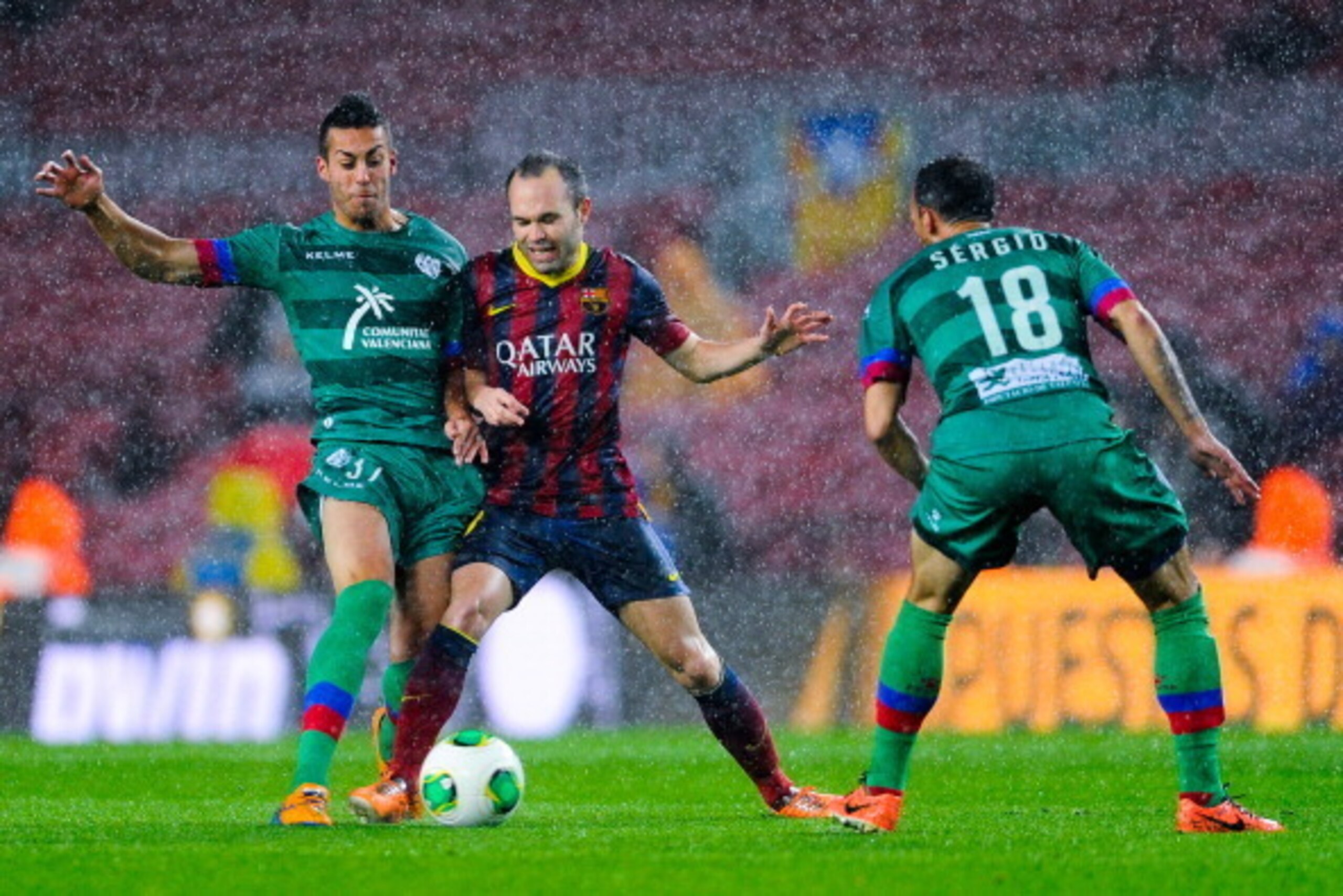 BARCELONA, SPAIN - JANUARY 29:  Andres Iniesta of FC Barcelona duels for the ball with Camarase (L) and Sergio Pinto of Levante UD during the Copa del Rey Quarter Final 2nd leg match between FC Barcelona and Levante U.D Camp Nou on January 29, 2014 in Bar