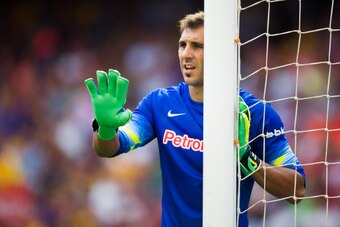 BARCELONA, SPAIN - SEPTEMBER 13: Gorka Iraizoz of Athletic Club gestures during the La Liga match between FC Barcelona and Athletic Club at Camp Nou on September 13, 2014 in Barcelona, Spain. (Photo by Alex Caparros/Getty Images)