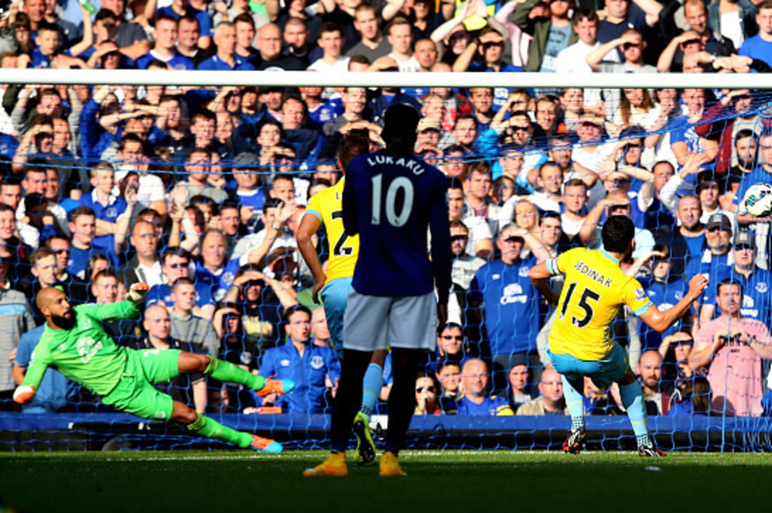 LIVERPOOL, ENGLAND - SEPTEMBER 21:  Mile Jedinak of Crystal Palace levels the scores at 1-1 as he scores from the penalty spot whilst goalkeeper Tim Howard of Everton dives the wrong way during the Barclays Premier League match between Everton and Crystal
