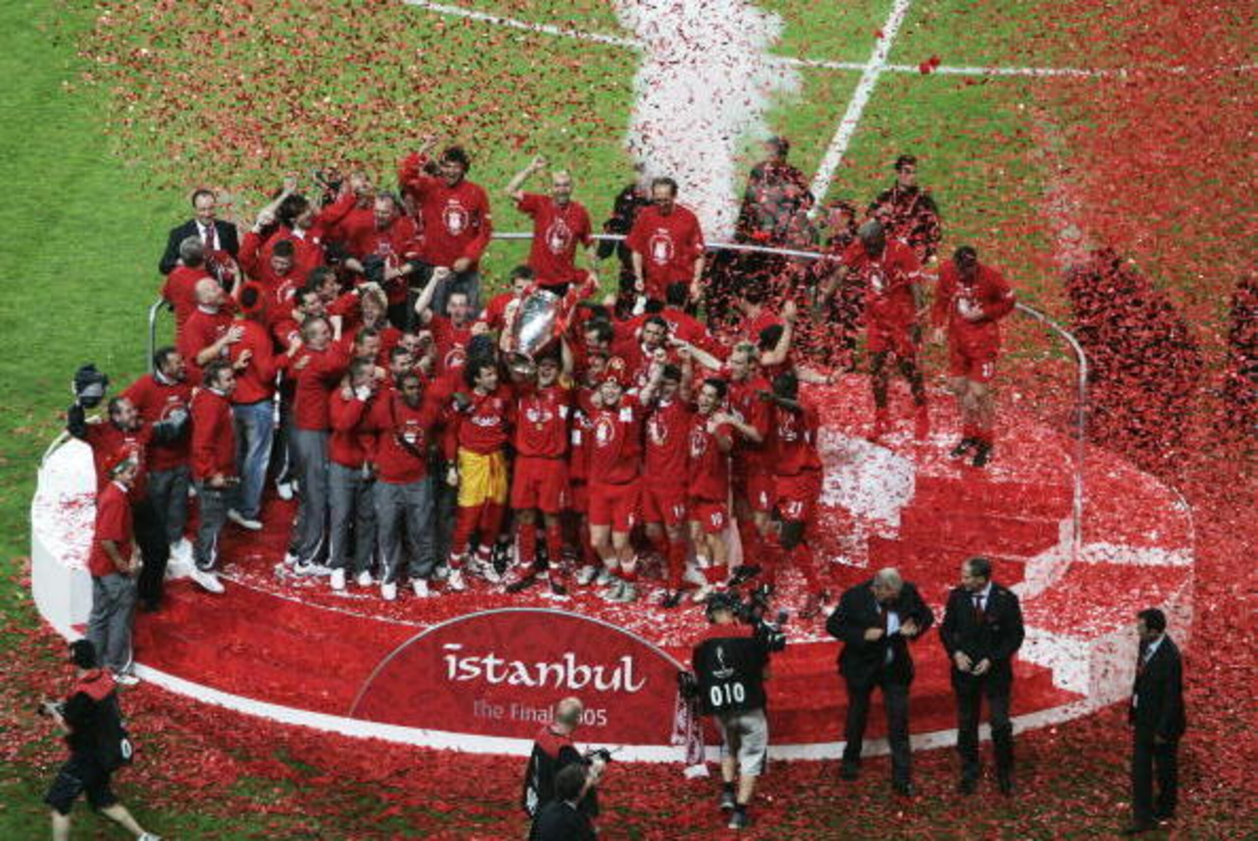 ISTANBUL, TURKEY - MAY 25:  Liverpool captain Steven Gerrard lifts the European Cup after Liverpool won the European Champions League final between Liverpool and AC Milan on May 25, 2005 at the Ataturk Olympic Stadium in Istanbul, Turkey.  (Photo by Getty