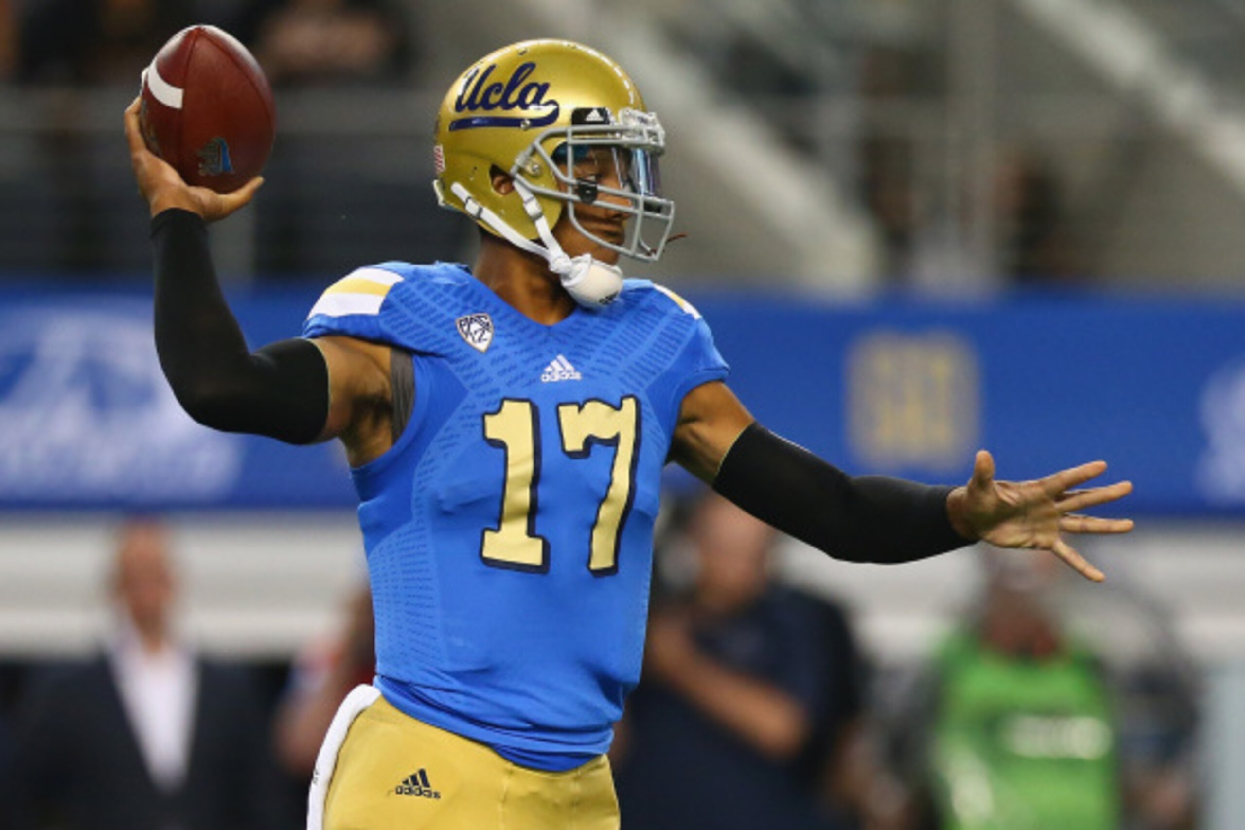 ARLINGTON, TX - SEPTEMBER 13:  Brett Hundley #17 of the UCLA Bruins throws against the Texas Longhorns in the first quarter at AT&T Stadium on September 13, 2014 in Arlington, Texas.  (Photo by Ronald Martinez/Getty Images)