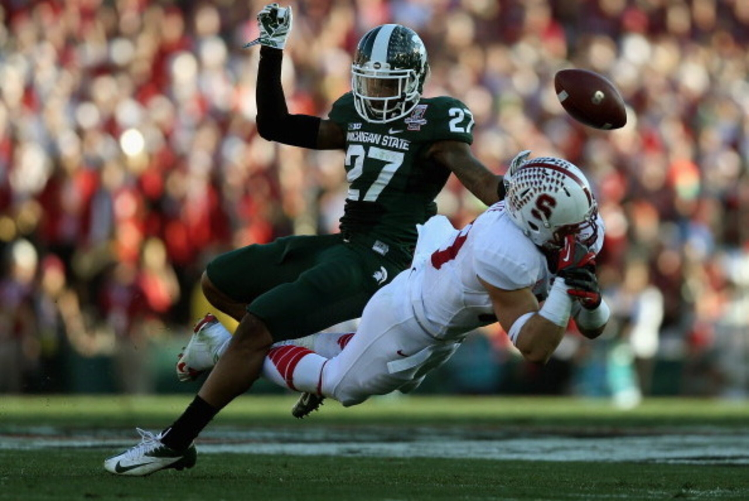 PASADENA, CA - JANUARY 01:  Wide receiver Devon Cajuste #89 of the Stanford Cardinal is unable to make a catch against safety Kurtis Drummond #27 of the Michigan State Spartans in the second quarter during the 100th Rose Bowl Game presented by Vizio at th