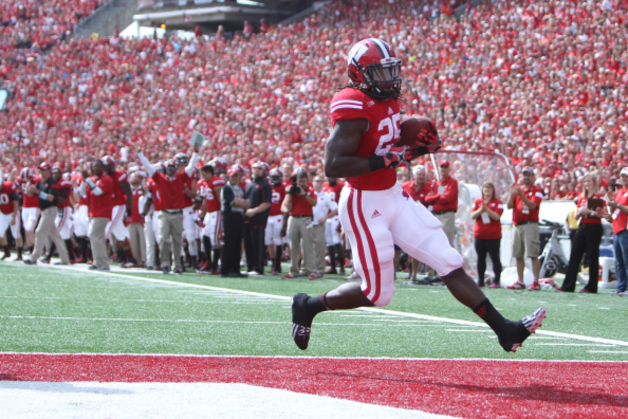 MADISON, WI - SEPTEMBER 20: Melvin Gordon #25 of the Wisconsin Badgers runs in for a touchdown during the first quarter against the Bowling Green Falcons at Camp Randall Stadium on September 20, 2014 in Madison, Wisconsin. (Photo by Mike McGinnis/Getty Im