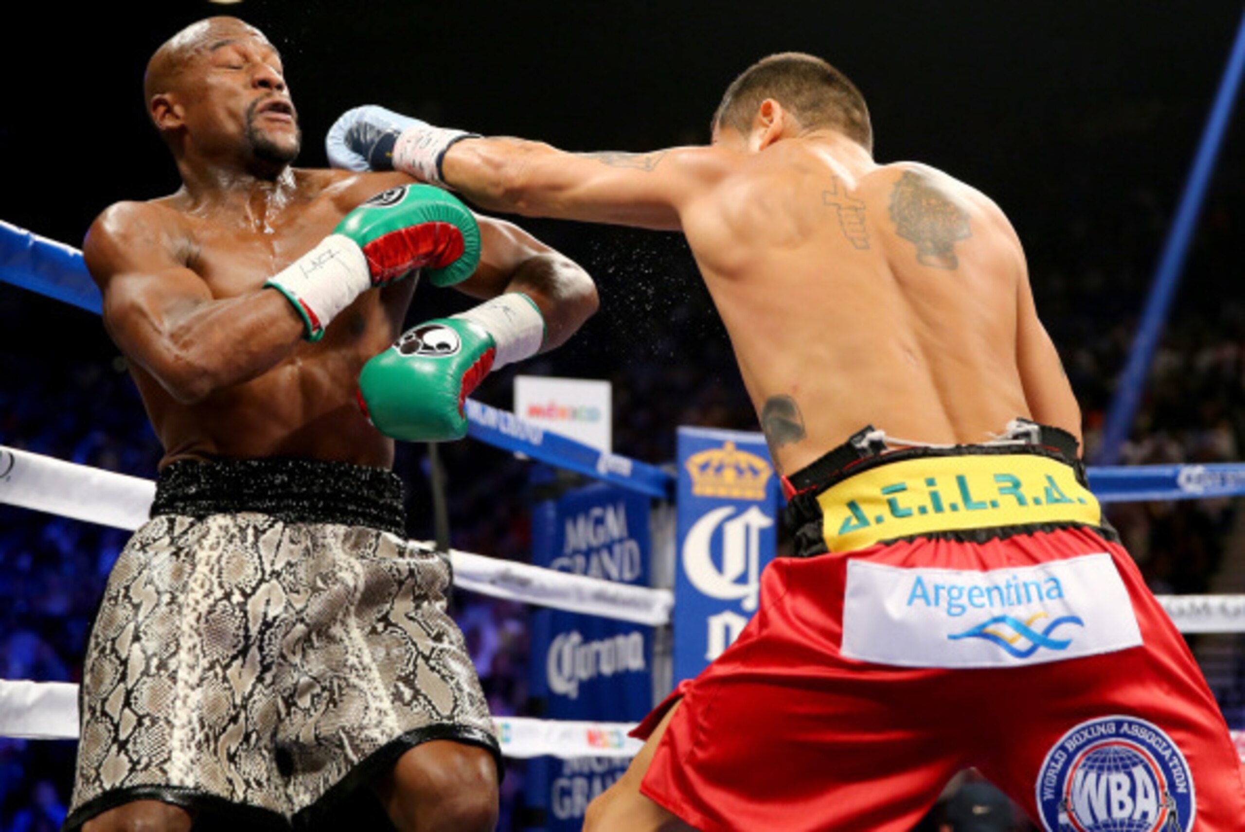 LAS VEGAS, NV - SEPTEMBER 13:  (R-L) Marcos Maidana connects with a left to the face of Floyd Mayweather Jr. during their WBC/WBA welterweight title fight at the MGM Grand Garden Arena on September 13, 2014 in Las Vegas, Nevada.  (Photo by Al Bello/Getty 