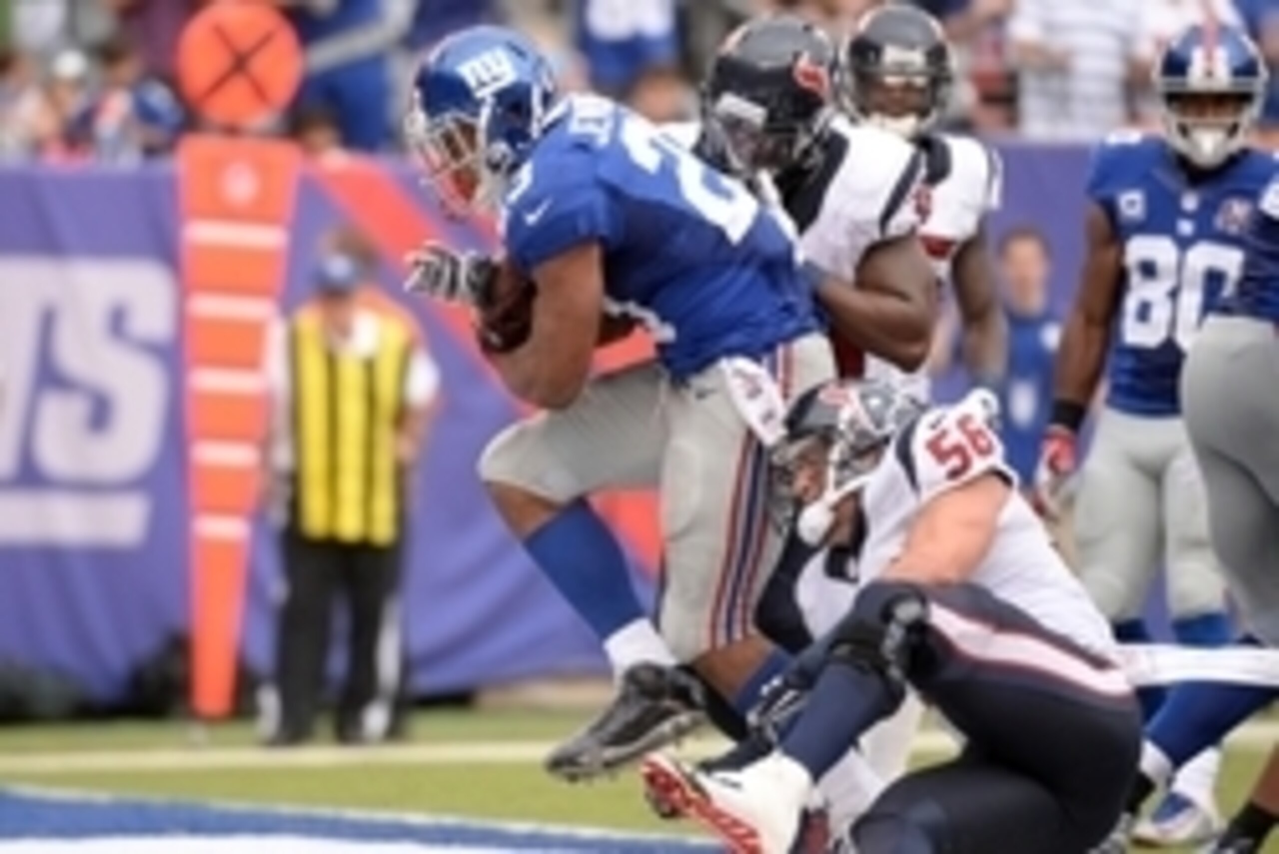 Sep 21, 2014; East Rutherford, NJ, USA; New York Giants running back Rashad Jennings (23) scores a touchdown past Houston Texans inside linebacker Brian Cushing (56) during the second quarter at MetLife Stadium. Mandatory Credit: Robert Deutsch-USA TODAY Sep 21, 2014; East Rutherford, NJ, USA; New York Giants running back Rashad Jennings (23) scores a touchdown past Houston Texans inside linebacker Brian Cushing (56) during the second quarter at MetLife Stadium. Mandatory Credit: Robert Deutsch-USA TODAY