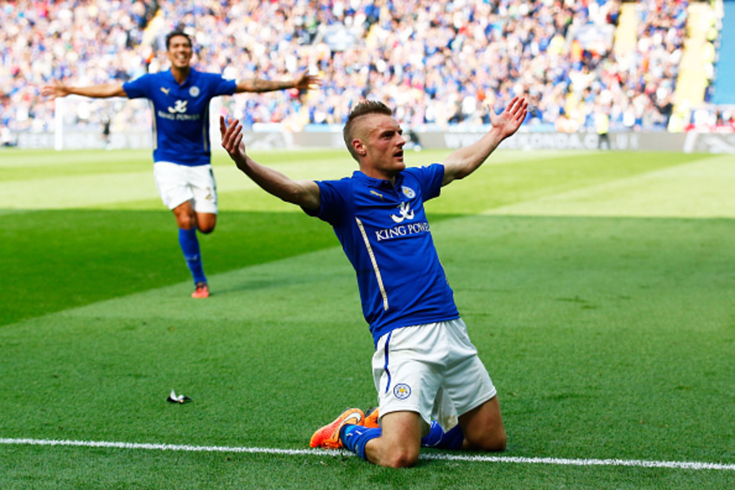 LEICESTER, ENGLAND - SEPTEMBER 21: Jamie Vardy of Leicester City celebrates with teammate Leonardo Ulloa of Leicester City after scoring his team's fourth goal during the Barclays Premier League match between Leicester City and Manchester United at The K LEICESTER, ENGLAND - SEPTEMBER 21: Jamie Vardy of Leicester City celebrates with teammate Leonardo Ulloa of Leicester City after scoring his team's fourth goal during the Barclays Premier League match between Leicester City and Manchester United at The K