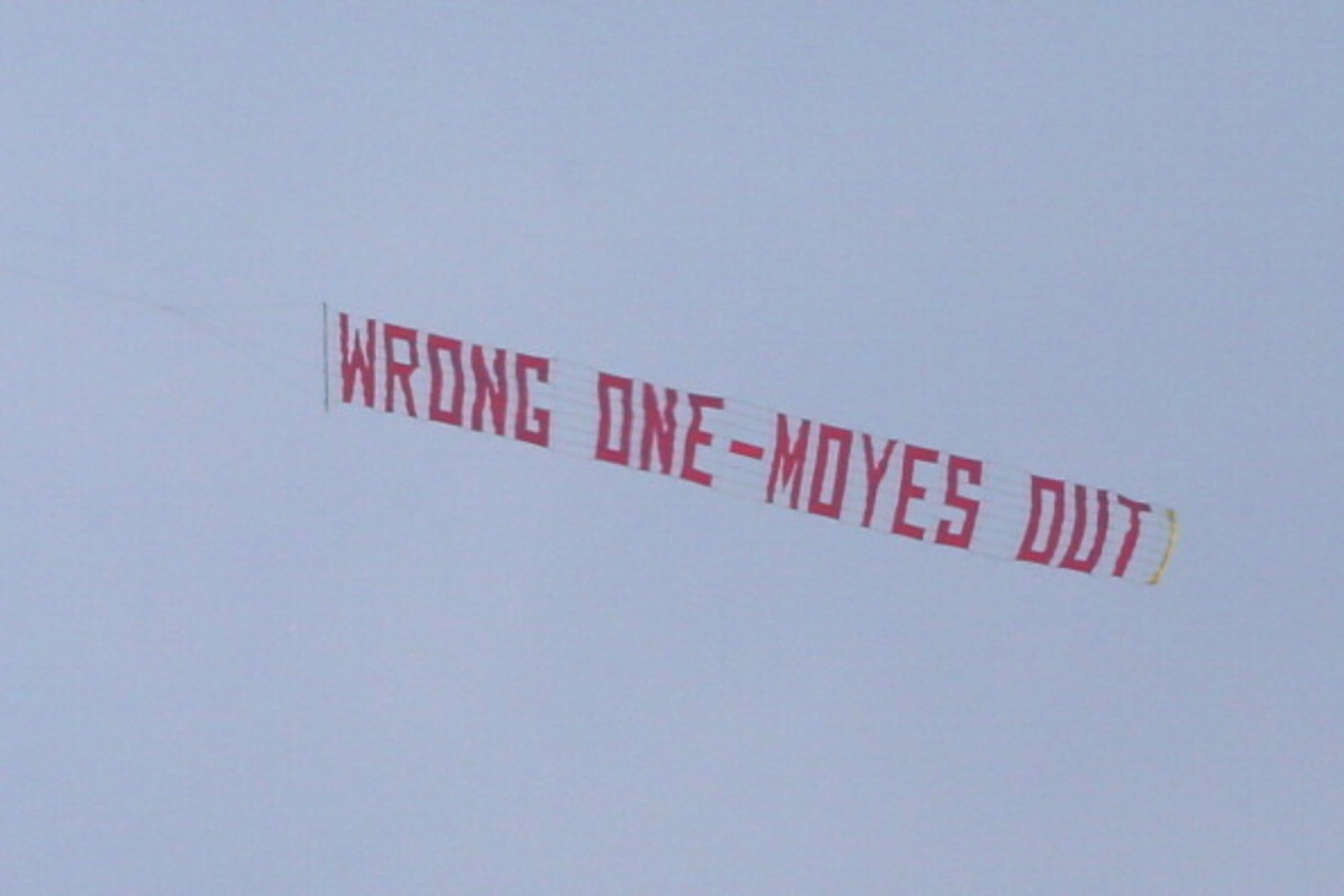 MANCHESTER, ENGLAND - MARCH 29: A plane flies overhead with a banner criticising Manchester United Manager David Moyes during the Barclays Premier League match between Manchester United and Aston Villa at Old Trafford on March 29, 2014 in Manchester, Eng MANCHESTER, ENGLAND - MARCH 29: A plane flies overhead with a banner criticising Manchester United Manager David Moyes during the Barclays Premier League match between Manchester United and Aston Villa at Old Trafford on March 29, 2014 in Manchester, Eng