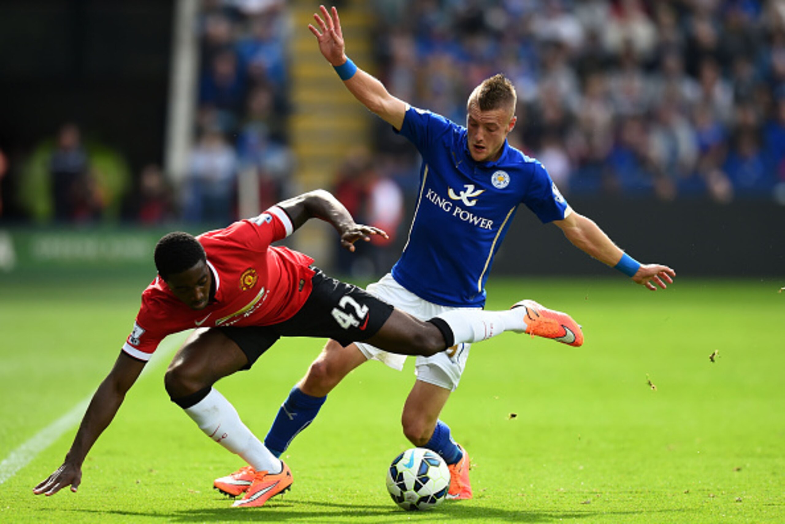 LEICESTER, ENGLAND - SEPTEMBER 21:  Tyler Blackett of Manchester United and Jamie Vardy of Leicester City compete for the ball during the Barclays Premier League match between Leicester City and Manchester United at The King Power Stadium on September 21,