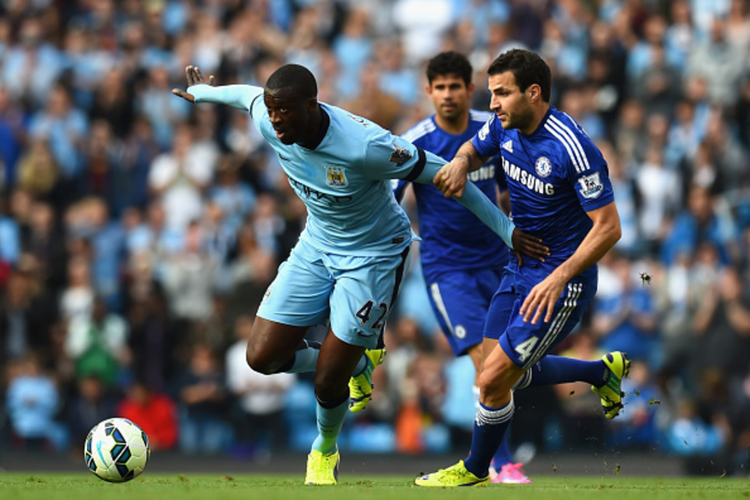 MANCHESTER, ENGLAND - SEPTEMBER 21:  Yaya Toure of Manchester City competes with Cesc Fabregas of Chelsea during the Barclays Premier League match between Manchester City and Chelsea at the Etihad Stadium on September 21, 2014 in Manchester, England.  (Ph