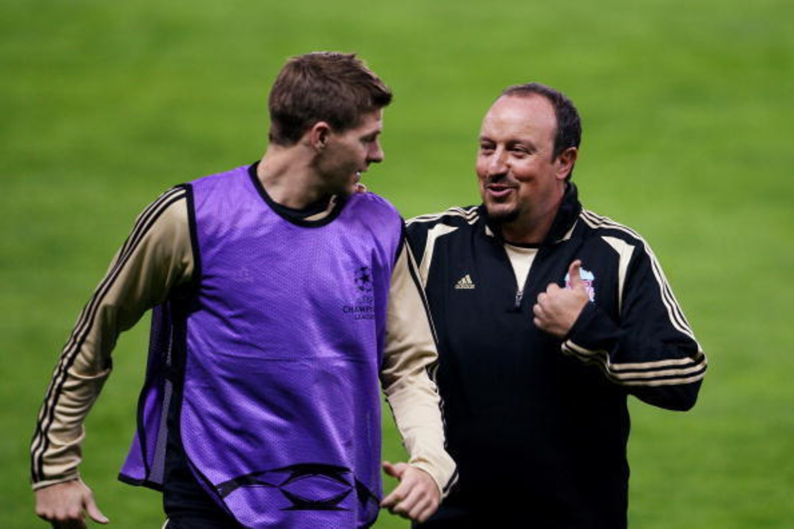 MADRID, SPAIN - OCTOBER 21:  Rafael Benitez, manager of Liverpool, talks to Steven Gerrard during training before the UEFA Champions League Group D match between Atletico Madrid and Liverpool at the Vicente Calderon Stadium on October 21, 2008 in Madrid, 