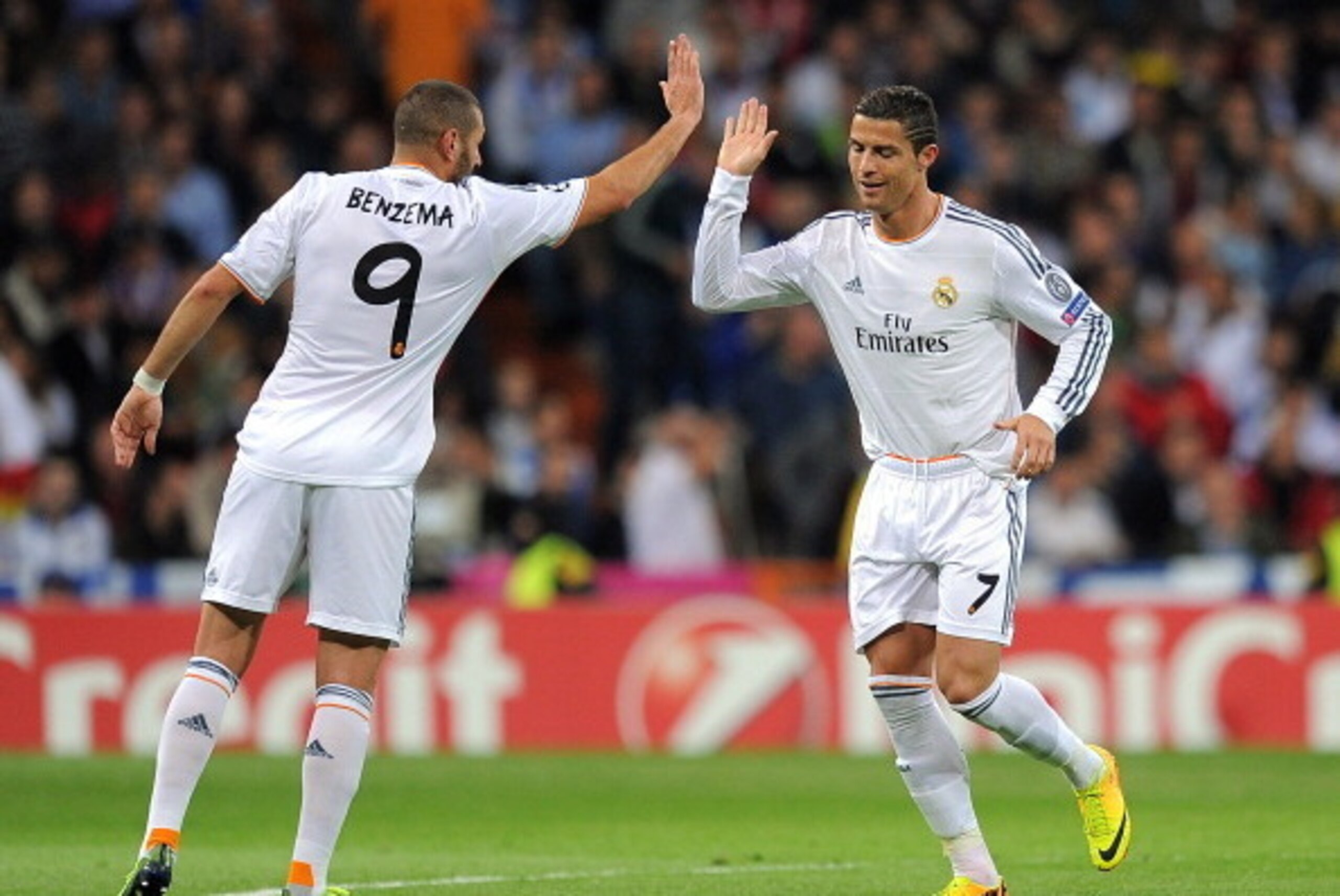 MADRID, SPAIN - OCTOBER 23:  Cristiano Ronaldo (R) of Real Madrid CF celebrates with Karim Benzema after scoring Real's 2nd goal  during the UEFA Champions League Group B match between Real Madrid CF and Juventus at Estadio Santiago Bernabeu on October 23