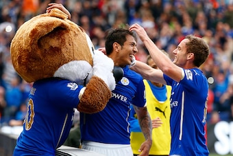 LEICESTER, ENGLAND - SEPTEMBER 21:  Leonardo Ulloa of Leicester City scores his team's fifth goal from the penalty spot during the Barclays Premier League match between Leicester City and Manchester United at The King Power Stadium on September 21, 2014 i