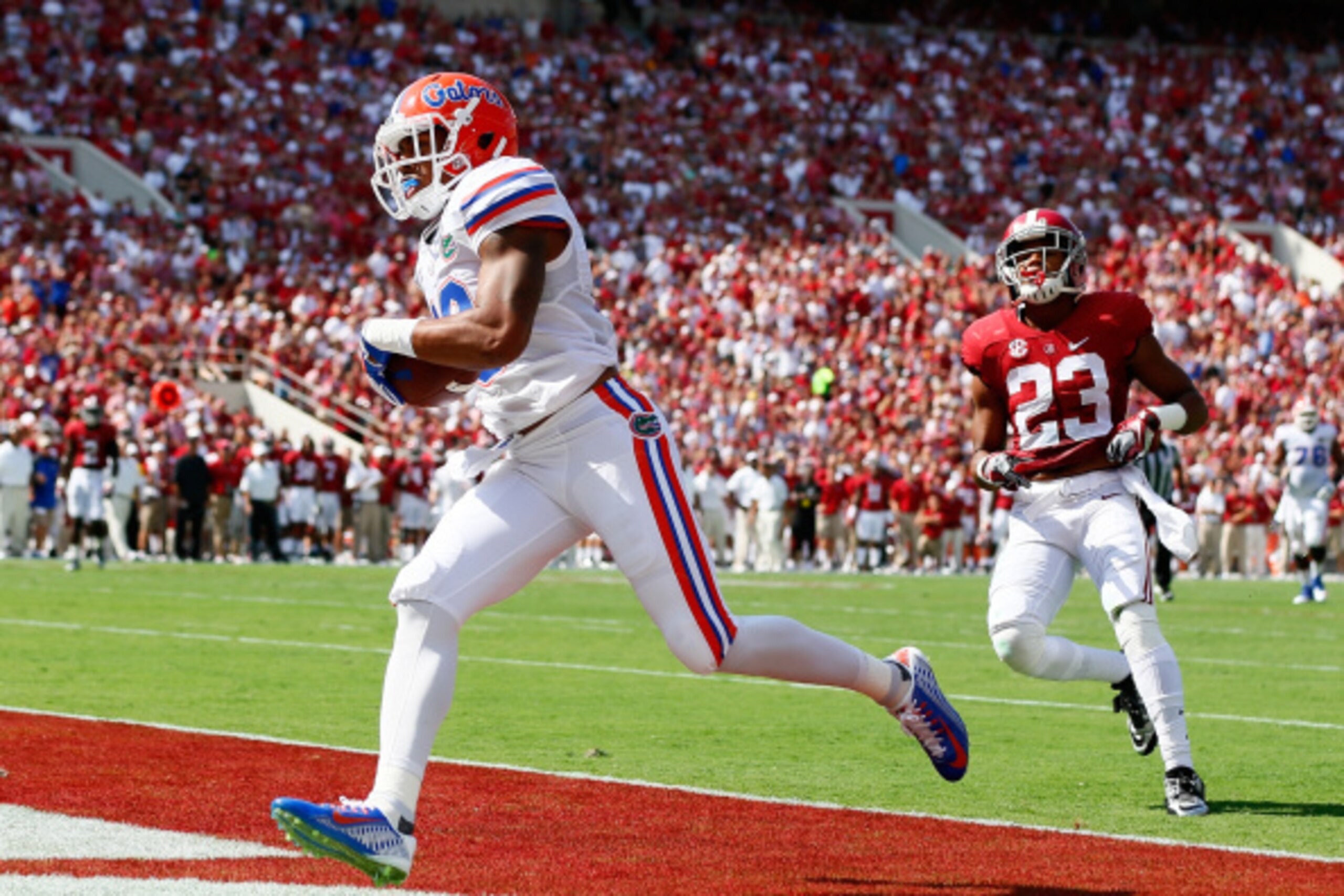 TUSCALOOSA, AL - SEPTEMBER 20:  Valdez Showers #10 of the Florida Gators takes a reception in for a touchdown against Jabriel Washington #23 of the Alabama Crimson Tide at Bryant-Denny Stadium on September 20, 2014 in Tuscaloosa, Alabama.  (Photo by Kevin