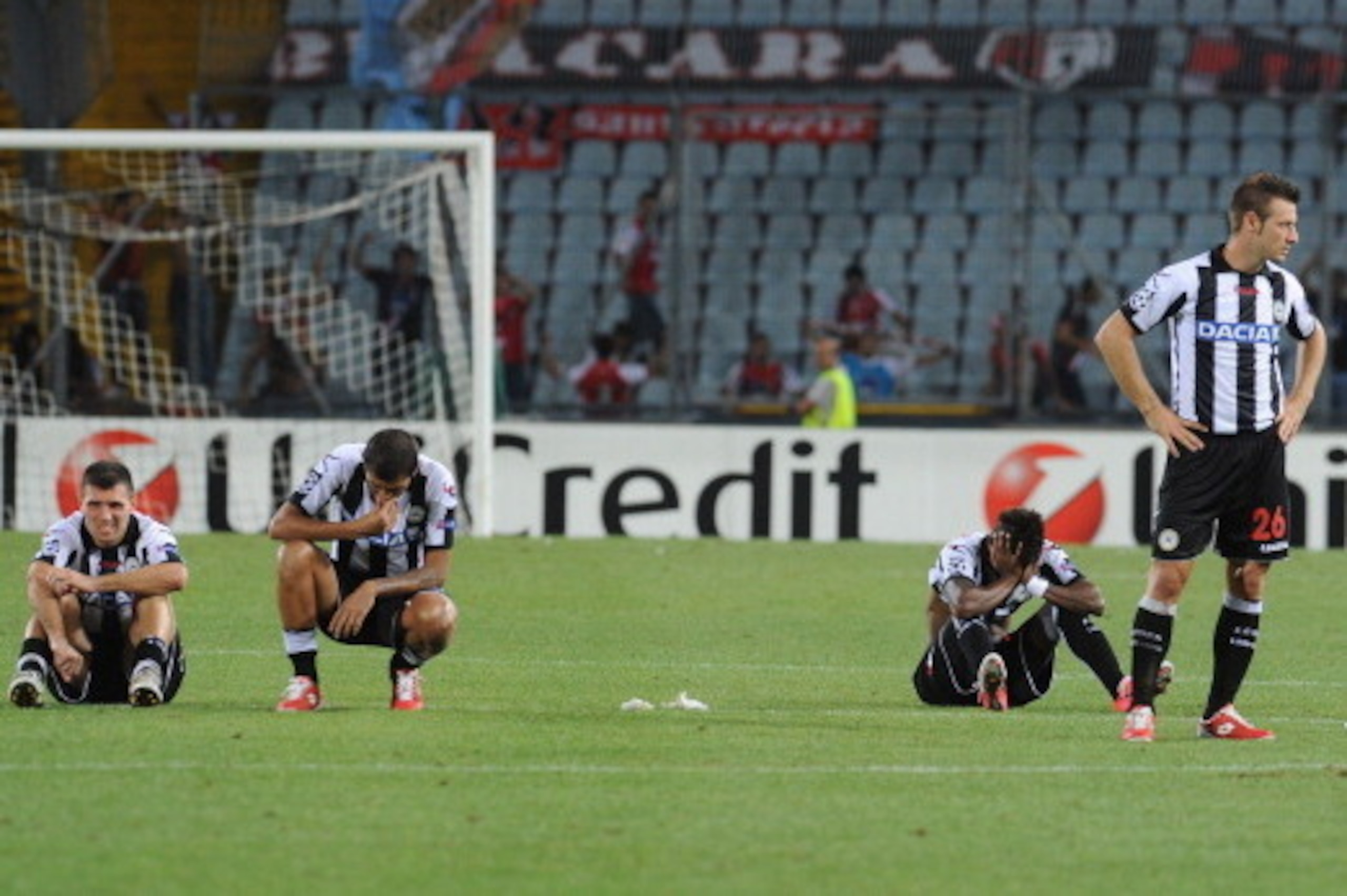 UDINE, ITALY - AUGUST 28:  Udinese players look dejected after the UEFA Champions League play-off match between Udinese Calcio and SC Braga at Friuli Stadium on August 28, 2012 in Udine, Italy.  (Photo by Dino Panato/Getty Images)