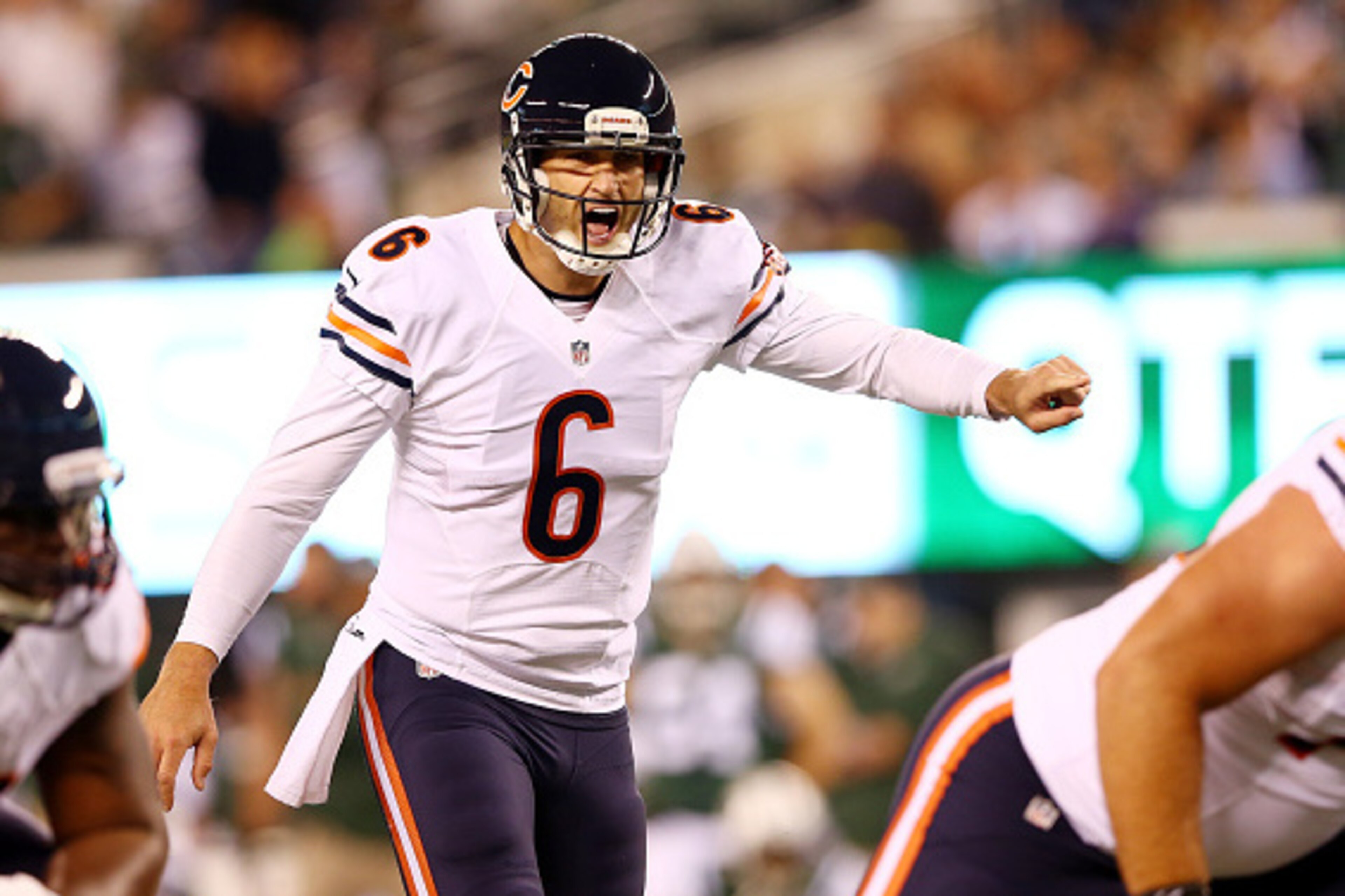 EAST RUTHERFORD, NJ - SEPTEMBER 22: Quarterback Jay Cutler #6 of the Chicago Bears calls a play against the New York Jets during a game at MetLife Stadium on September 22, 2014 in East Rutherford, New Jersey.  (Photo by Elsa/Getty Images)