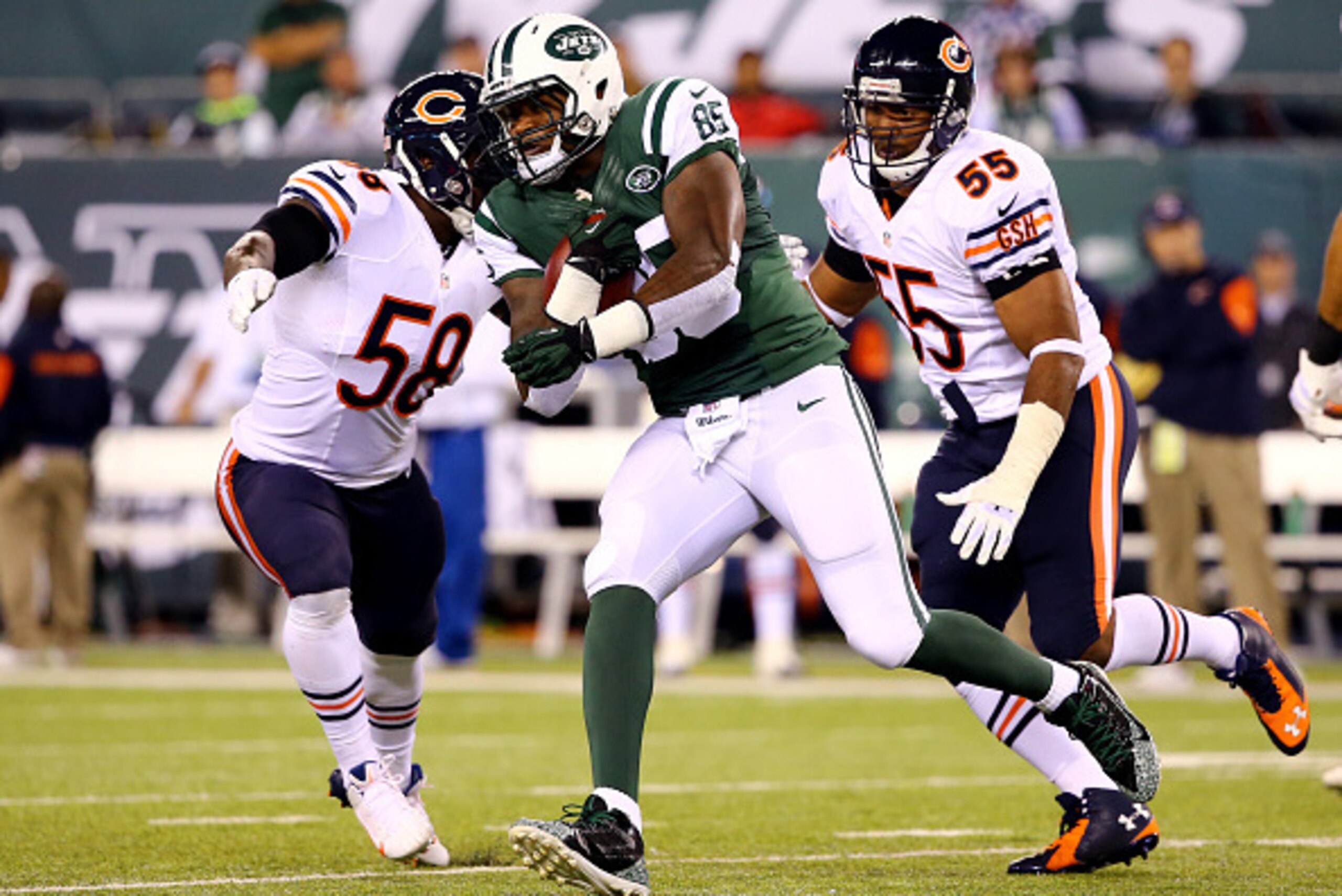 EAST RUTHERFORD, NJ - SEPTEMBER 22: Tight end Jeff Cumberland #85 of the New York Jets runs with the ball after a catch as middle linebacker D.J. Williams #58 of the Chicago Bears defends during a game at MetLife Stadium on September 22, 2014 in East Ruth