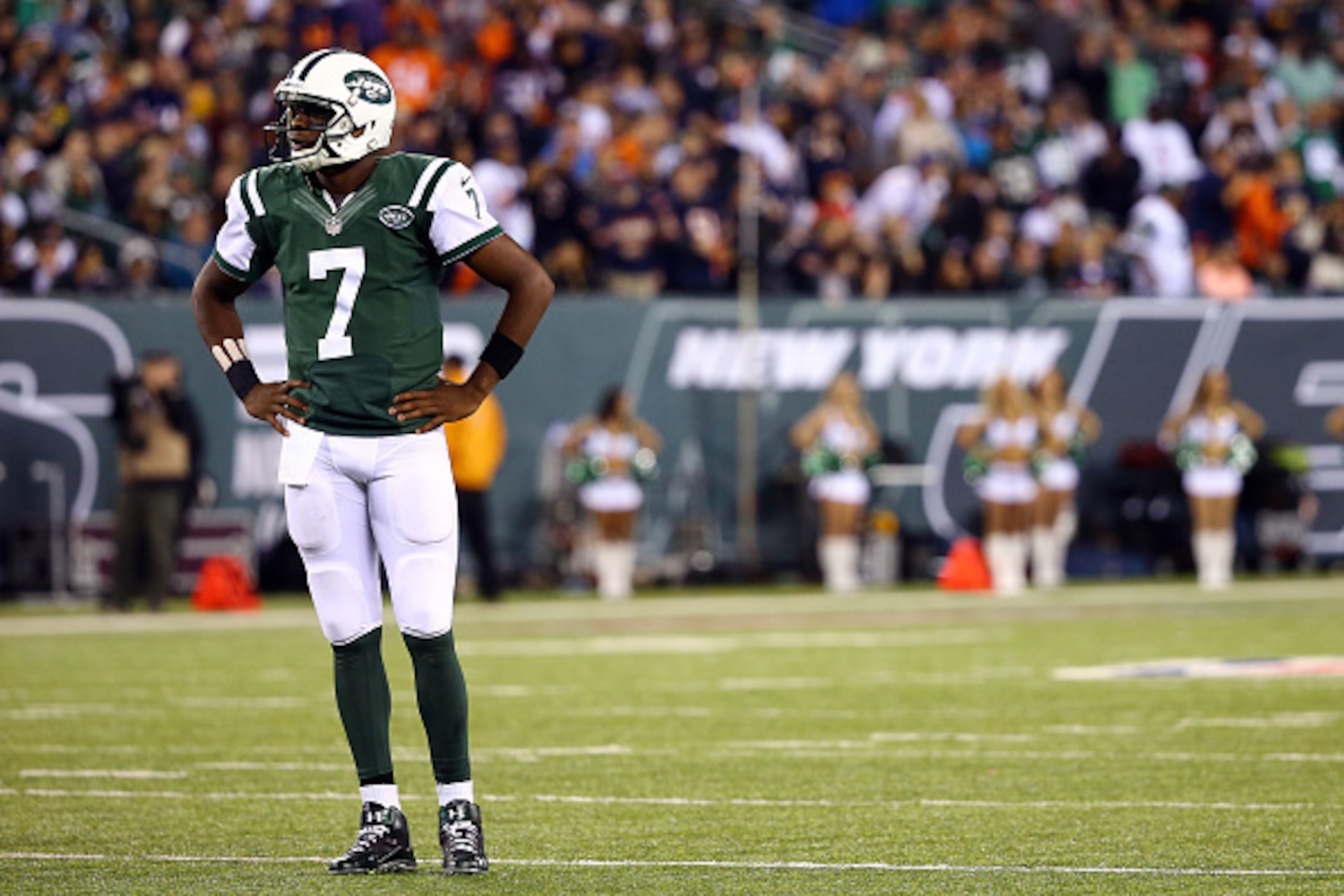 EAST RUTHERFORD, NJ - SEPTEMBER 22: Quarterback Geno Smith #7 of the New York Jets looks on against the Chicago Bears during a game at MetLife Stadium on September 22, 2014 in East Rutherford, New Jersey.  (Photo by Al Bello/Getty Images)