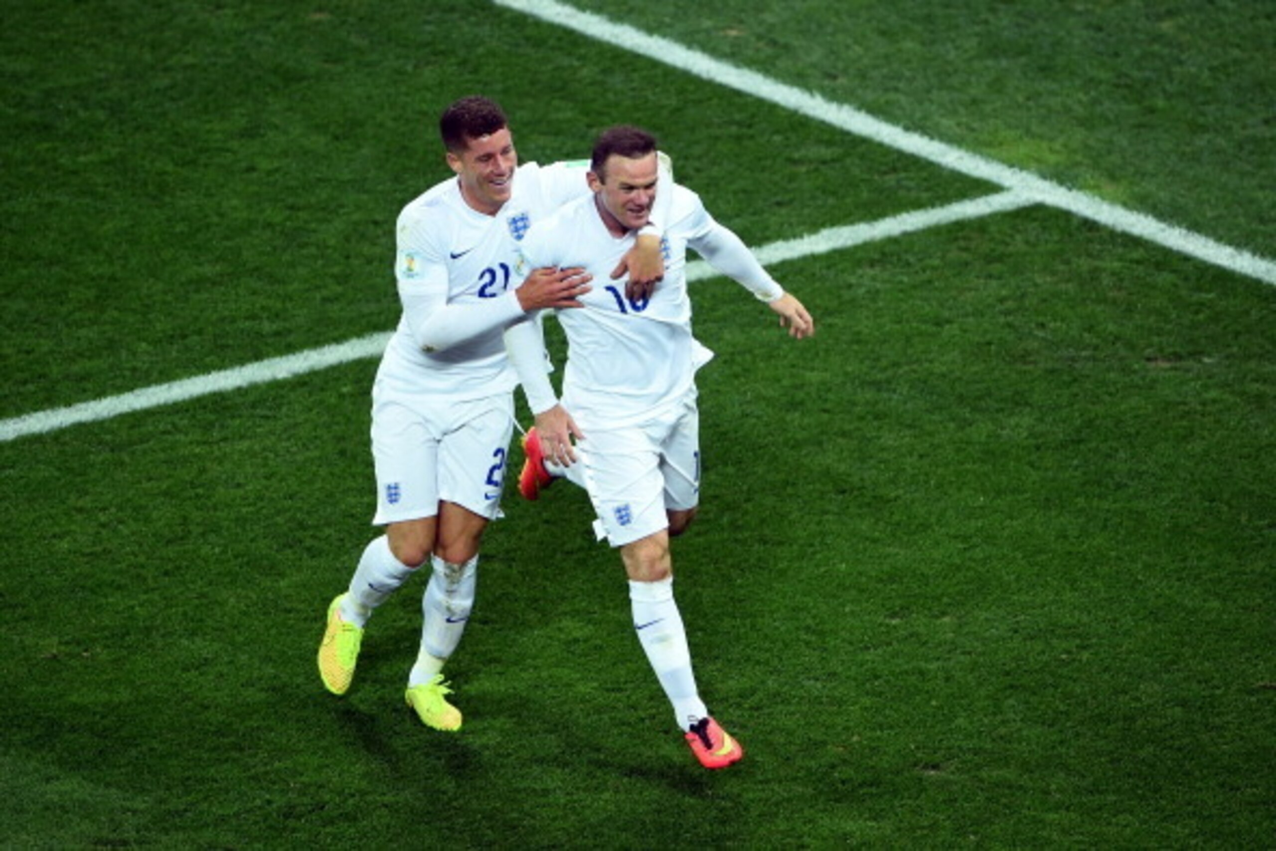 SAO PAULO, BRAZIL - JUNE 19:  Wayne Rooney of England (R) celebrates scoring his team's first goal with Ross Barkley during the 2014 FIFA World Cup Brazil Group D match between Uruguay and England at Arena de Sao Paulo on June 19, 2014 in Sao Paulo, Brazi