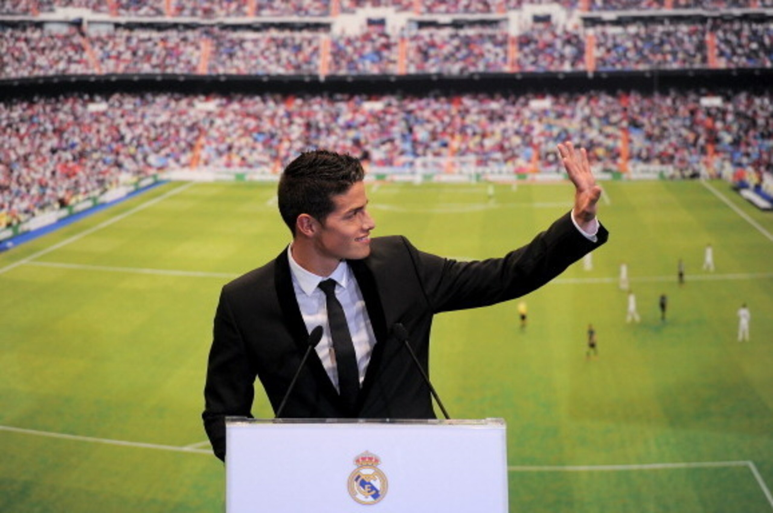 MADRID, SPAIN - JULY 22:  James Rodriguez waves to waiting supporters during his unveiling as a new Real Madrid player at the Santaigo Bernabeu stadium on July 22, 2014 in Madrid, Spain. Real agreed to buy Rodriguez from AS Monaco for the next six seasons