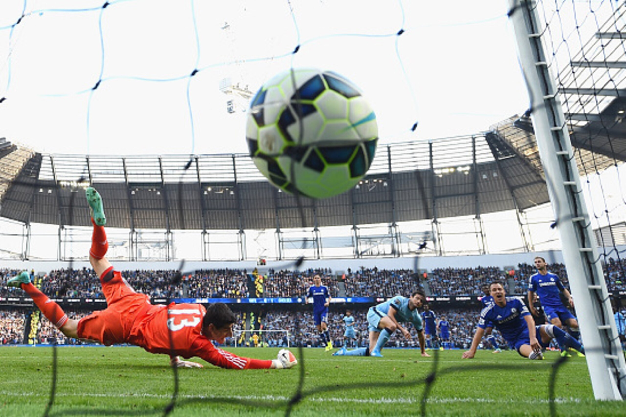 MANCHESTER, ENGLAND - SEPTEMBER 21:  Frank Lampard of Manchester City scores the equalising goal past Thibaut Courtois of Chelsea during the Barclays Premier League match between Manchester City and Chelsea at Etihad Stadium on September 21, 2014 in Manch