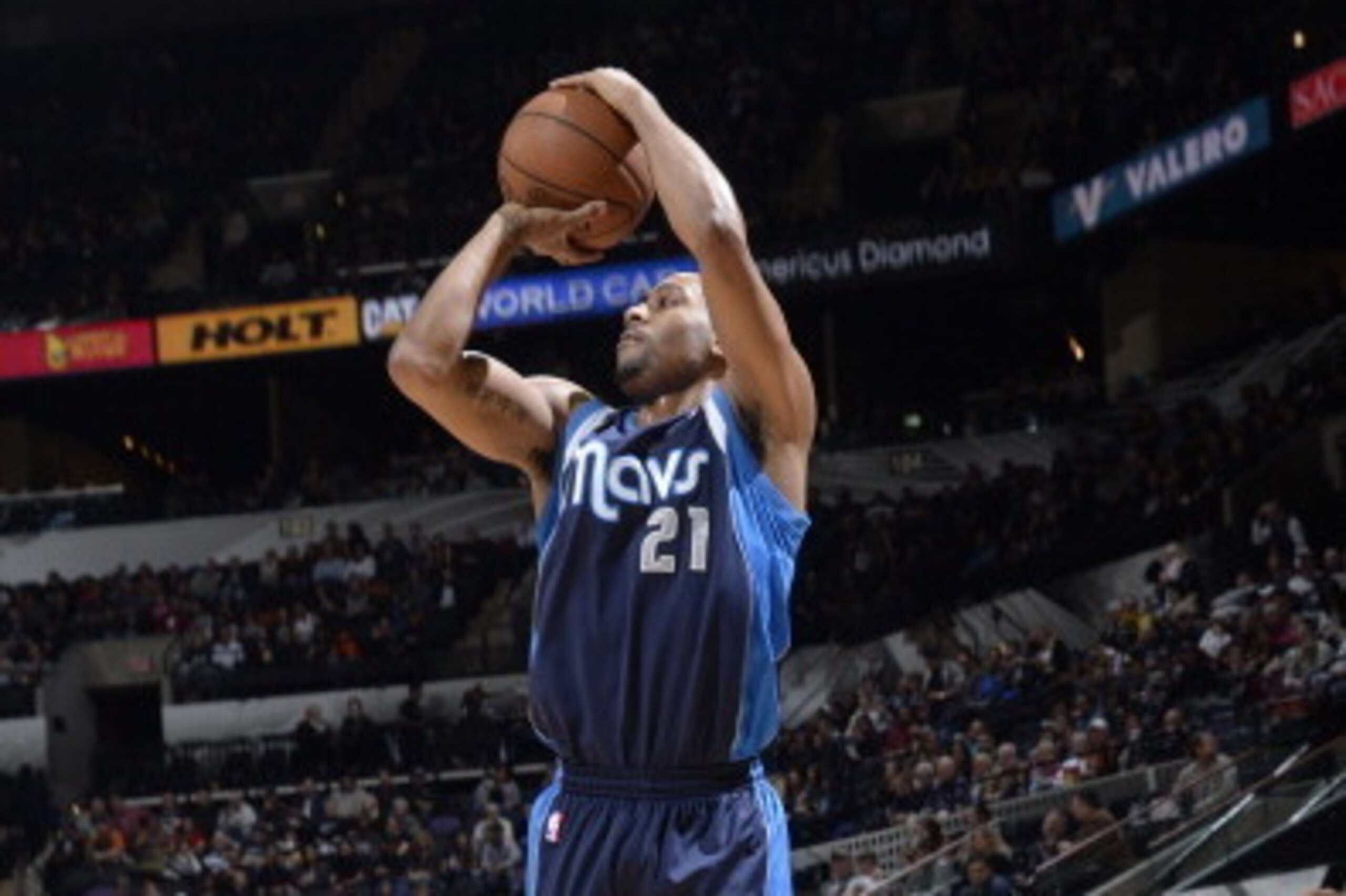 SAN ANTONIO, TX - January 8: Wayne Ellington #21 of the Dallas Mavericks shoots the ball against the San Antonio Spurs during the game at the AT&T Center on January 8, 2014 in San Antonio, Texas. NOTE TO USER: User expressly acknowledges and agrees that, SAN ANTONIO, TX - January 8: Wayne Ellington #21 of the Dallas Mavericks shoots the ball against the San Antonio Spurs during the game at the AT&T Center on January 8, 2014 in San Antonio, Texas. NOTE TO USER: User expressly acknowledges and agrees that,