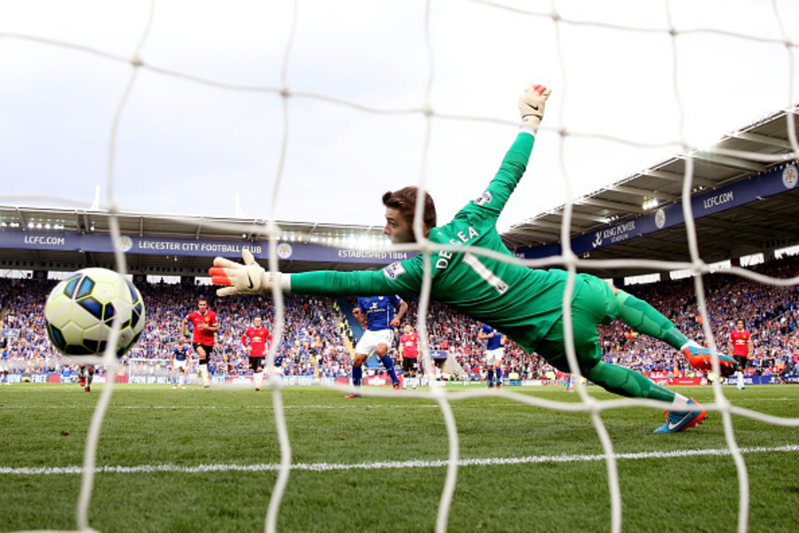 LEICESTER, ENGLAND - SEPTEMBER 21:  David De Gea of Manchester United dives in vain as Leonardo Ulloa (obscured) of Leicester City scores his team's fifth goal from the penalty spot during the Barclays Premier League match between Leicester City and Manch
