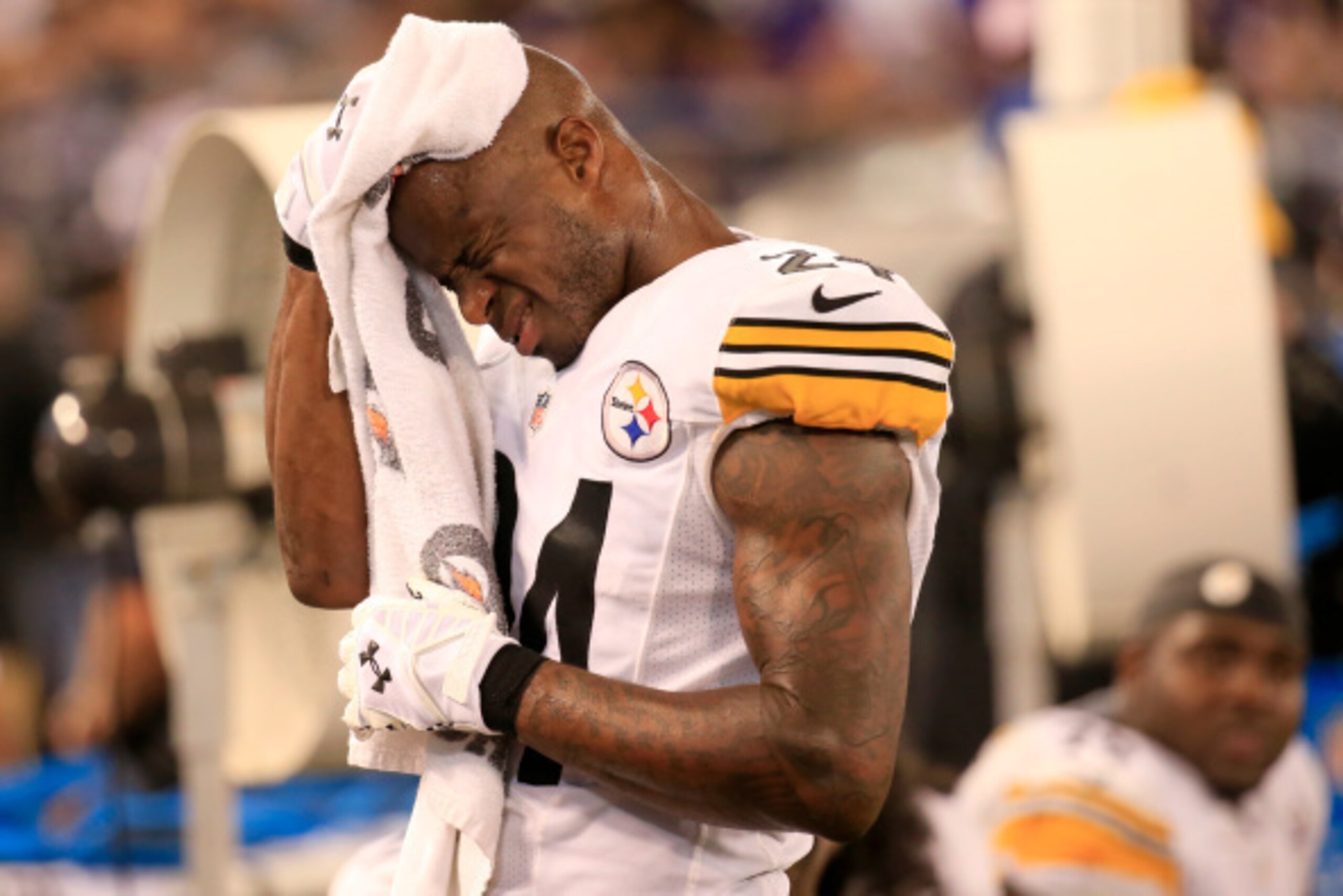BALTIMORE, MD - SEPTEMBER 11: Cornerback Ike Taylor #24 of the Pittsburgh Steelers wipes his head on the sidelines during their game against Baltimore Ravens M&T Bank Stadium on September 11, 2014 in Baltimore, Maryland. (Photo by Rob Carr/Getty Images)
