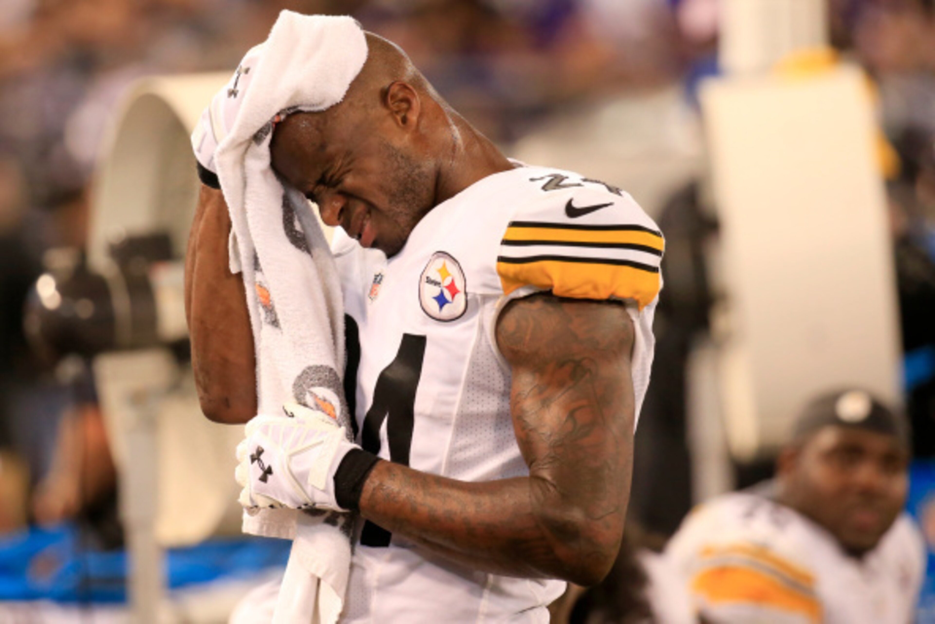 BALTIMORE, MD - SEPTEMBER 11: Cornerback Ike Taylor #24 of the Pittsburgh Steelers wipes his head on the sidelines during their game against Baltimore Ravens M&T Bank Stadium on September 11, 2014 in Baltimore, Maryland. (Photo by Rob Carr/Getty Images)