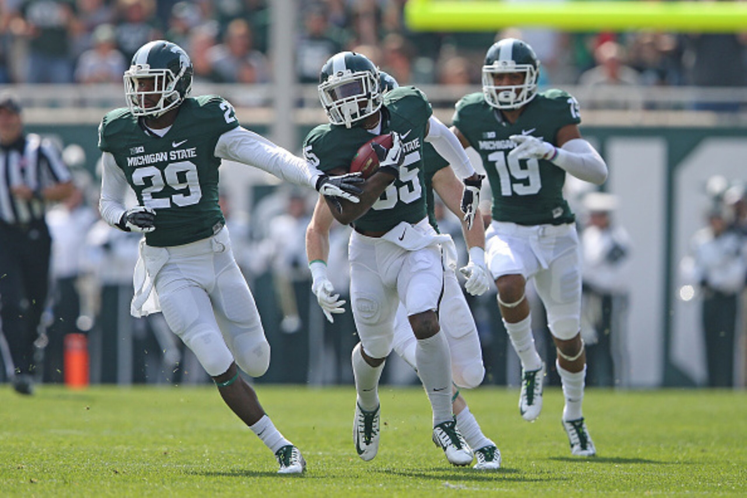 EAST LANSING, MI - SEPTEMBER 20:  Evan Jones #85 of the Michigan State Spartans runs for a first down during the second quarter of the game against Eastern Michigan Eagles at Spartan Stadium on September 20, 2014 in East Lansing, Michigan. Michigan State 