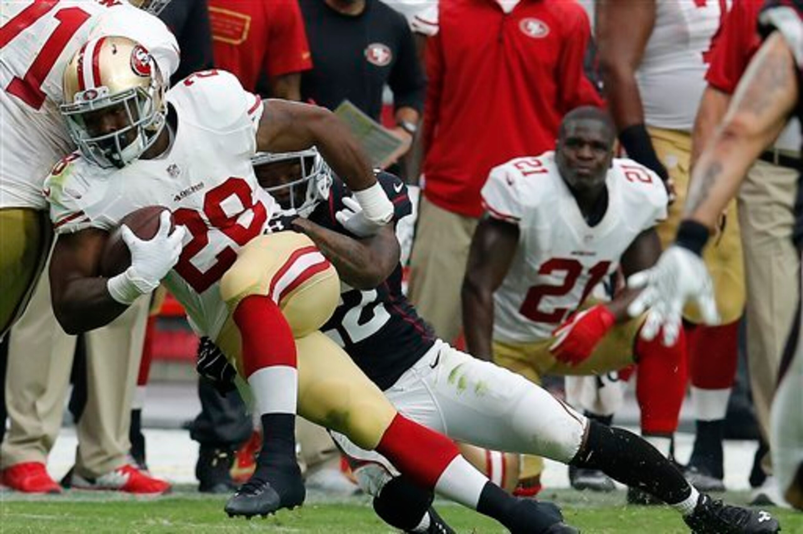 Frank Gore looks on from the sideline as Carlos Hyde carries the ball against the Arizona Cardinals.