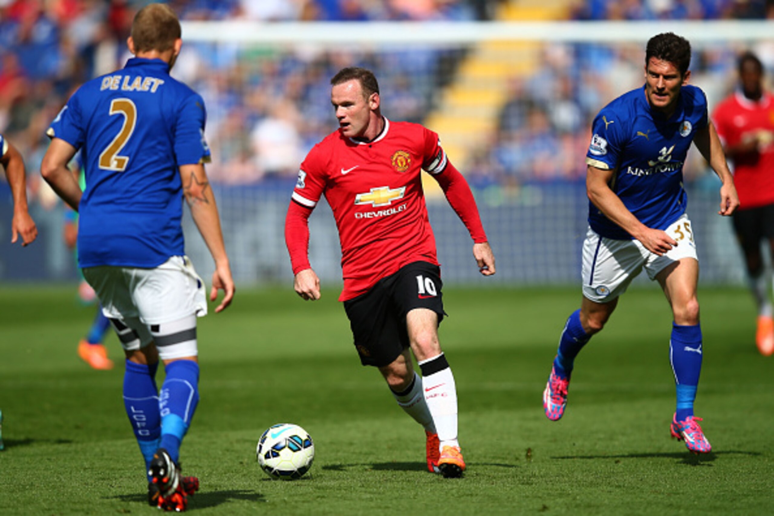 LEICESTER, ENGLAND - SEPTEMBER 21:  Wayne Rooney of Manchester United runs with the ball during the Barclays Premier League match between Leicester City and Manchester United at The King Power Stadium on September 21, 2014 in Leicester, England.  (Photo b