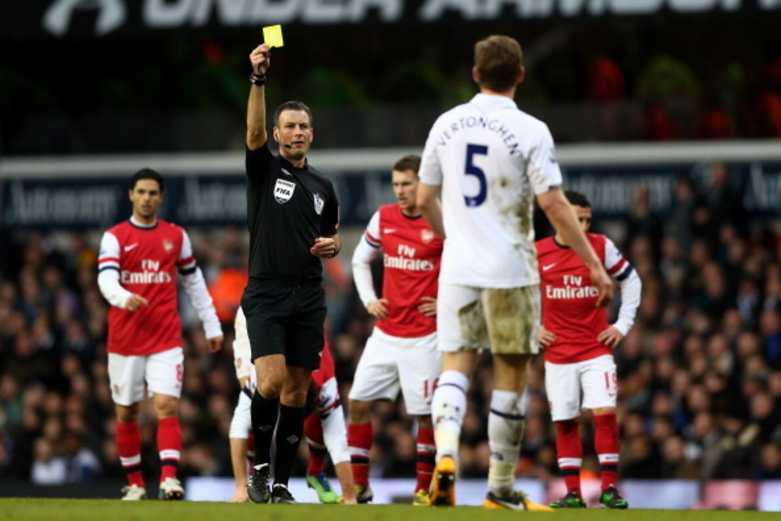 LONDON, ENGLAND - MARCH 03:  Referee Mark Clattenburg shows the yellow card to Jan Vertonghen of Spurs during the Barclays Premier League match between Tottenham Hotspur and Arsenal FC at White Hart Lane on March 3, 2013 in London, England.  (Photo by Pau