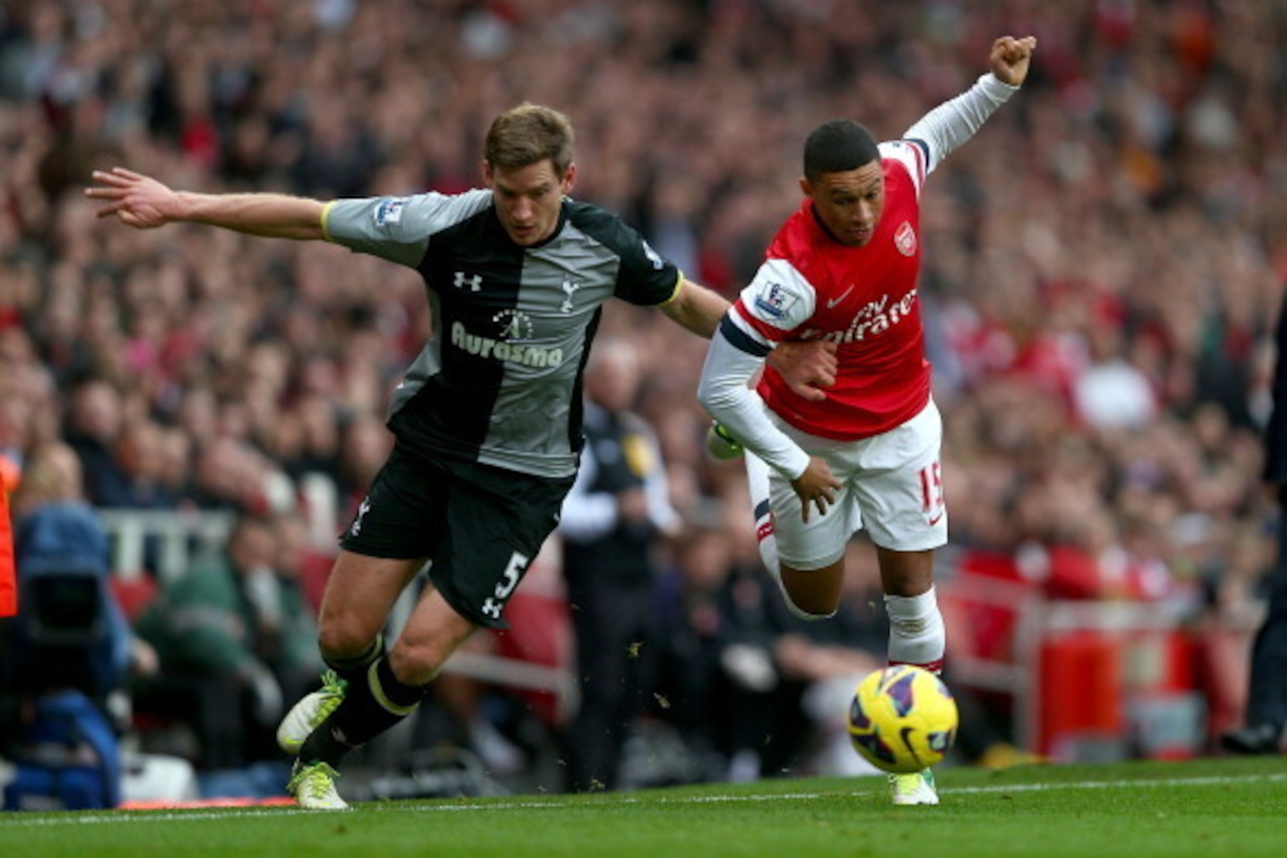 LONDON, ENGLAND - NOVEMBER 17:  Alex Oxlade-Chamberlain of Arsenal is challenged by Jan Vertonghen of Tottenham Hotspur during the Barclays Premier league match between Arsenal and Tottenham Hotspur at Emirates Stadium on November 17, 2012 in London, Engl