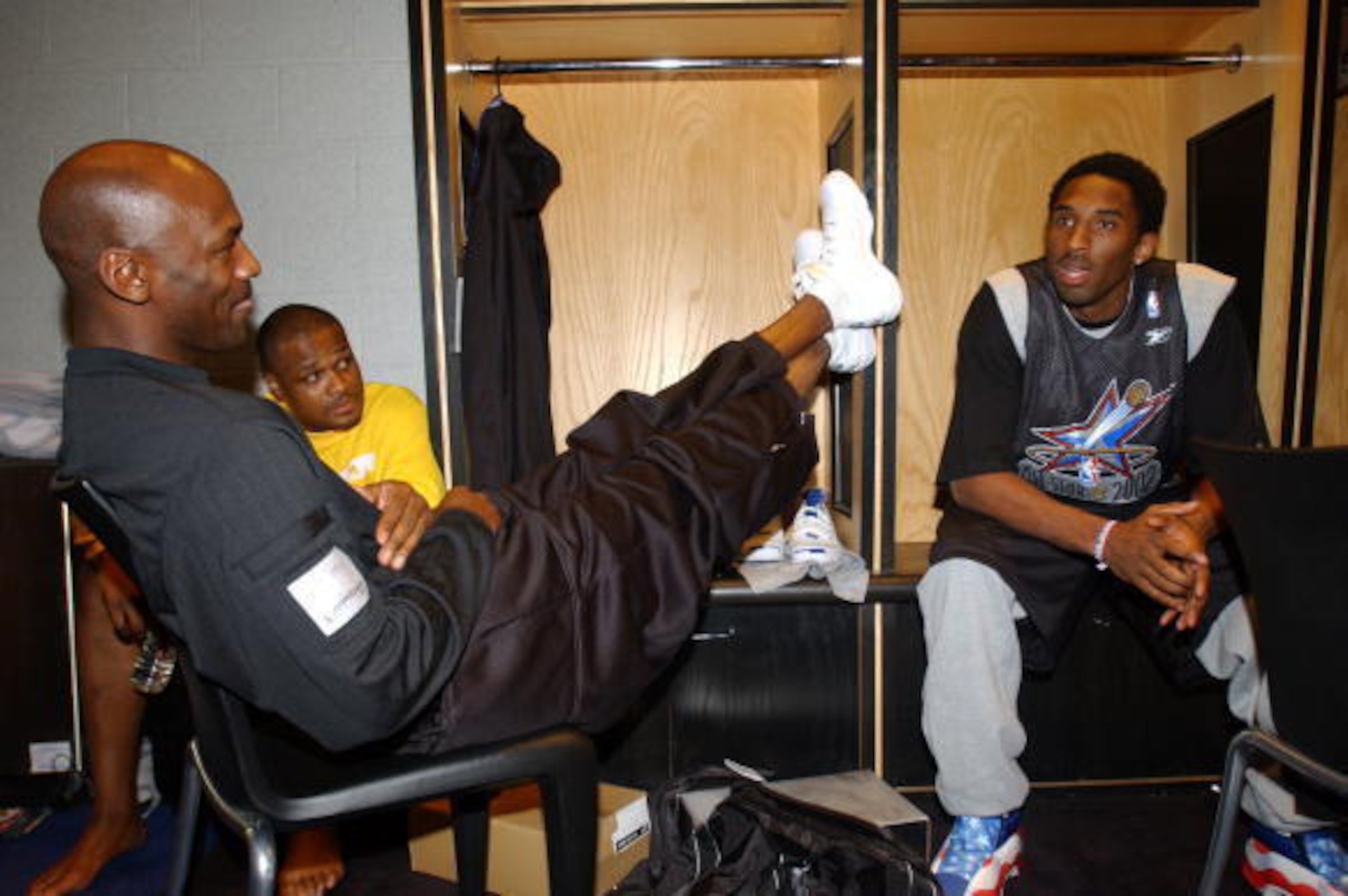 9 Feb 2002:  Kobe Bryant, right, of the West All-Star''s talks with Michael Jordan and Antoine Walker from the East Allstar''s before practice during All-Star weekend at the First Union Center, Philadelphia, Pennsylvania.  DIGITAL IMAGE. Note to user. Use