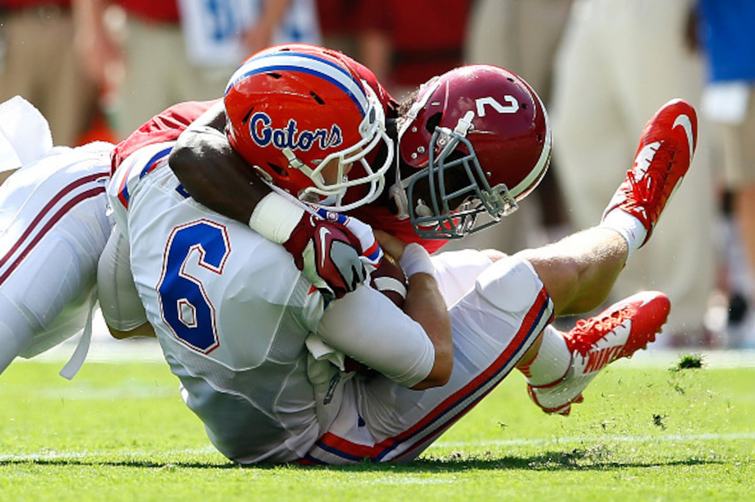 TUSCALOOSA, AL - SEPTEMBER 20:  Tony Brown #2 of the Alabama Crimson Tide sacks Jeff Driskel #6 of the Florida Gators at Bryant-Denny Stadium on September 20, 2014 in Tuscaloosa, Alabama.  (Photo by Kevin C. Cox/Getty Images)
