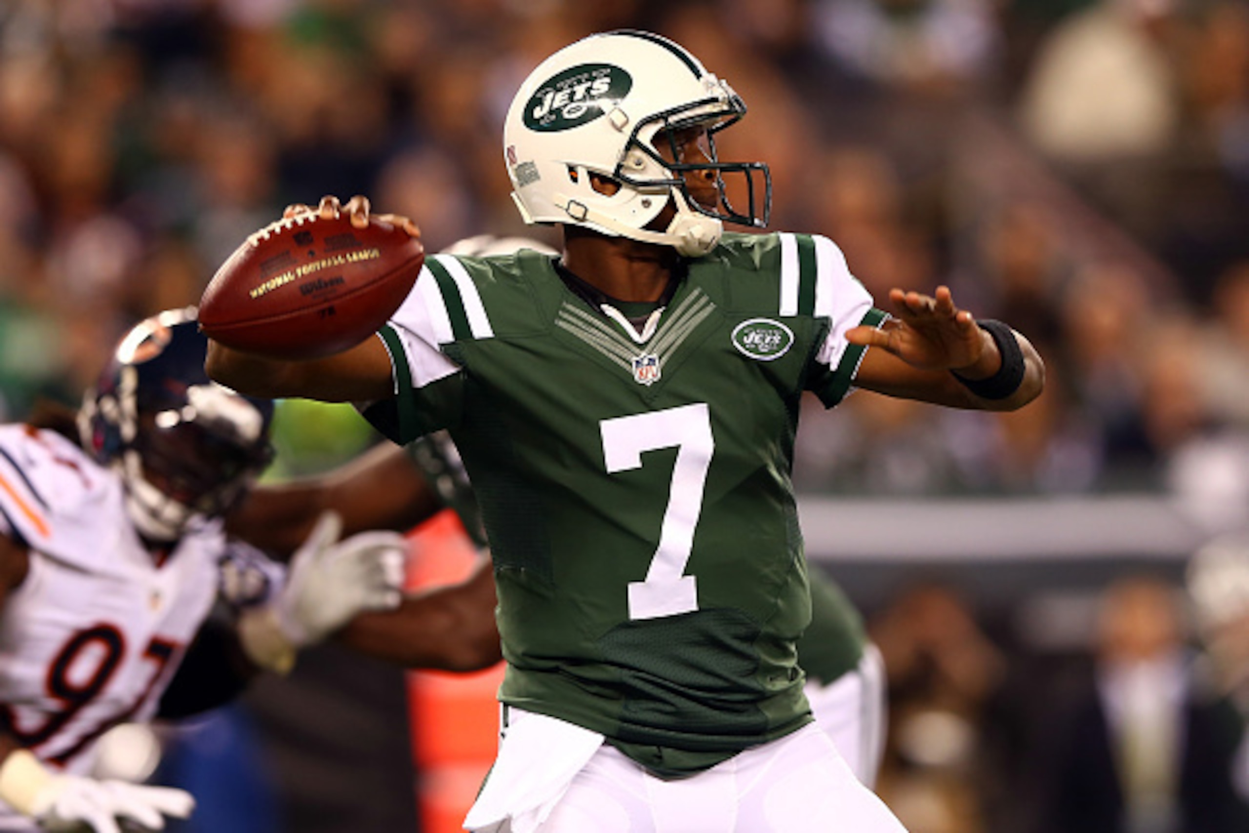 EAST RUTHERFORD, NJ - SEPTEMBER 22:  Quarterback Geno Smith #7 of the New York Jets passes against the Chicago Bears during a game at MetLife Stadium on September 22, 2014 in East Rutherford, New Jersey.  (Photo by Elsa/Getty Images)
