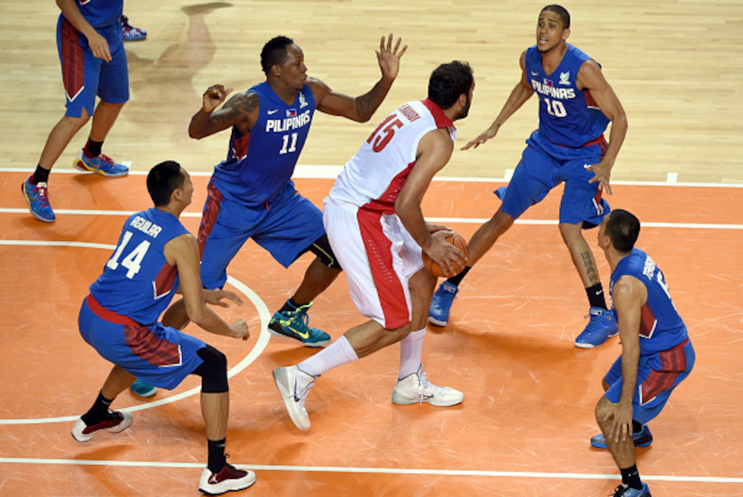 INCHEON, SOUTH KOREA - SEPTEMBER 25:  Hamed Ehadad of Iran is surrounded by the Philippines defenders during the Basketball Mens Pleliminary round match between Iran and the Philippines during day five of the 2014 Asian Games at Hwaseong Sports Complex Gy