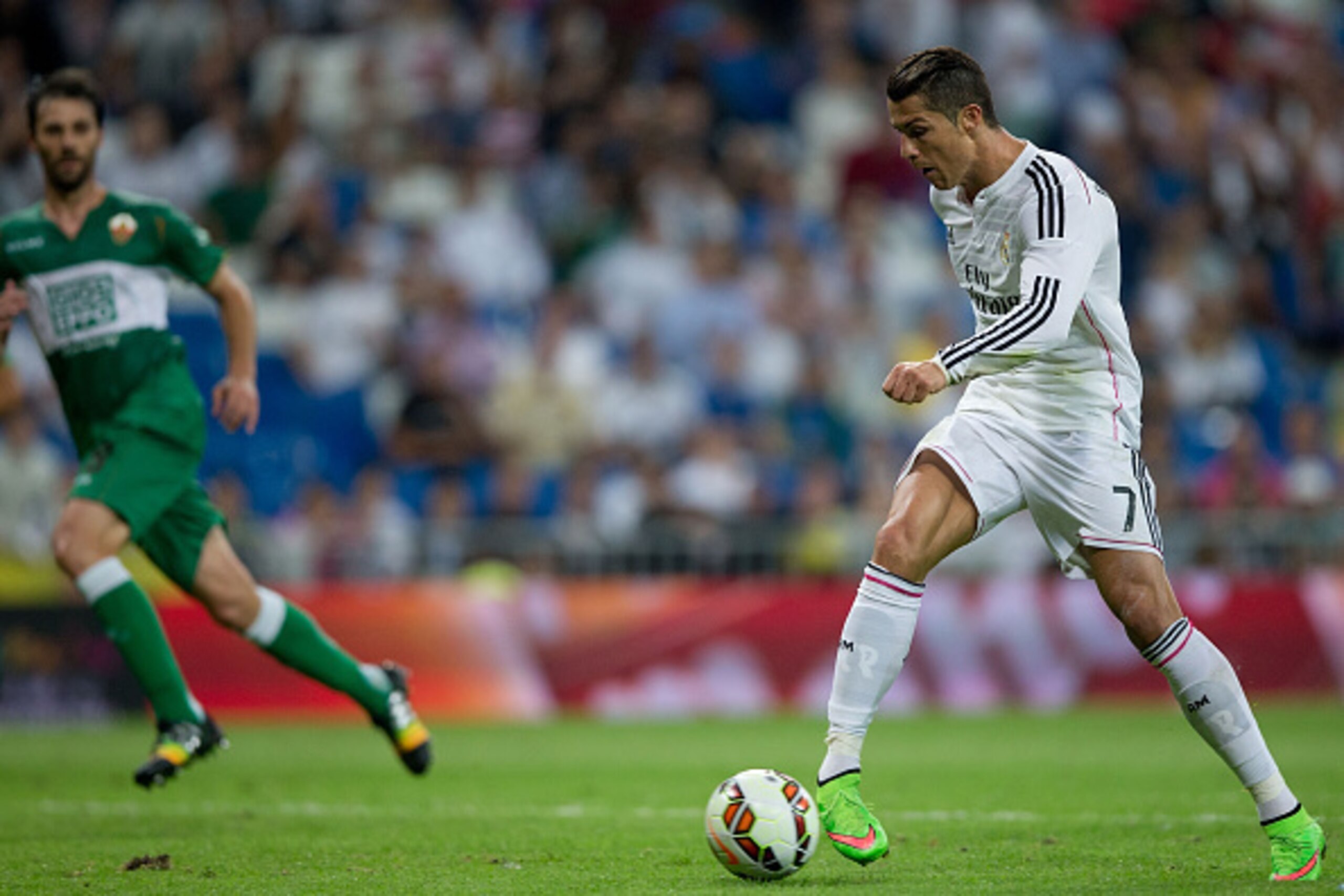 MADRID, SPAIN - SEPTEMBER 23:  Cristiano Ronaldo of Real Madrid CF scores their fifth goal during the La Liga match between Real Madrid CF and Elche CF at Estadio Santiago Bernabeu on September 23, 2014 in Madrid, Spain.  (Photo by Gonzalo Arroyo Moreno/G