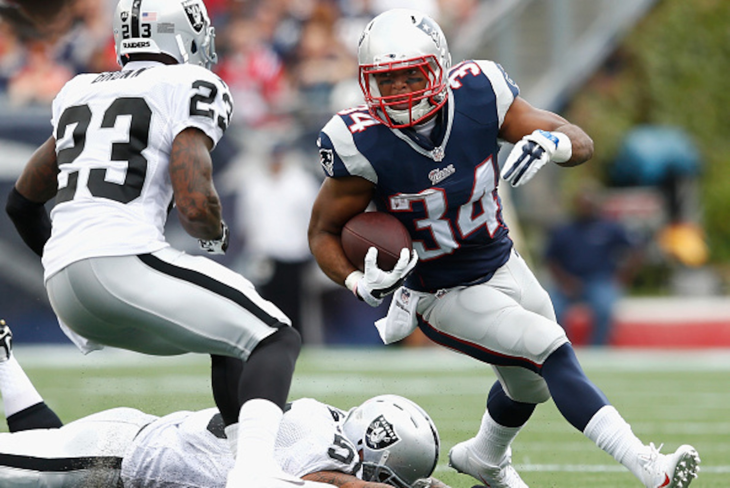 FOXBORO, MA - SEPTEMBER 21:  Shane Vereen #34 of the New England Patriots carries the ball during the first quarter against the Oakland Raiders at Gillette Stadium on September 21, 2014 in Foxboro, Massachusetts.  (Photo by Jim Rogash/Getty Images)