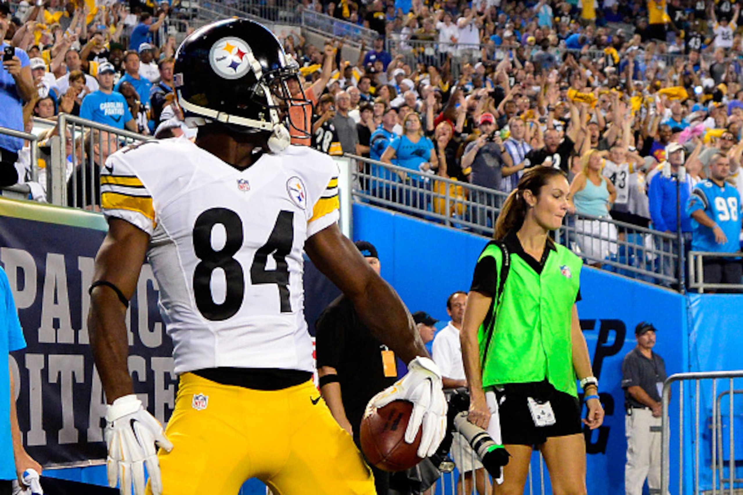 CHARLOTTE, NC - SEPTEMBER 21:  Antonio Brown #84 of the Pittsburgh Steelers poses after his touchdown reception in the 3rd quarter against the Carolina Panthers during their game at Bank of America Stadium on September 21, 2014 in Charlotte, North Carolin