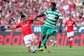 LISBON, PORTUGAL - AUGUST 31: Benfica's midfielder Enzo Perez tries to stop Sporting's midfielder William Carvalho during the Primeira Liga match between SL Benfica and Sporting CP at Estadio da Luz on August 31, 2014 in Lisbon, Portugal. (Photo by Carlos