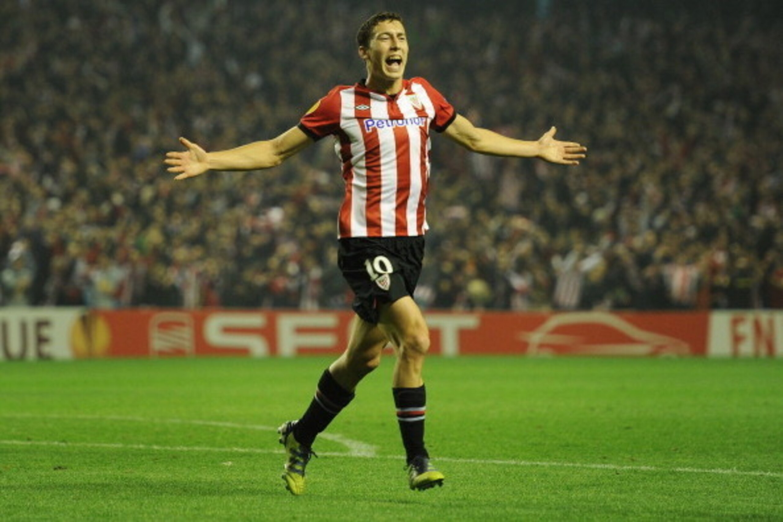 BILBAO, SPAIN - MARCH 15:  Oscar de Marcos of Athletic Bilbao celebrates scoring his sides second goal during the UEFA Europa League Round 16 second Leg match between Athletic Bilbao and Manchester United at the San Mames stadium on March 15, 2012 in Bilb